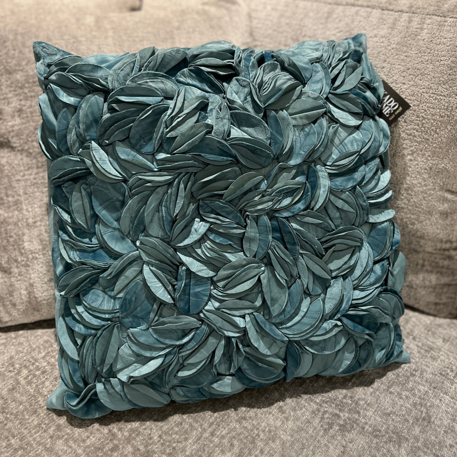 כרית מרובעת פרחים כחול עמוק דגם איקו כרית מרובעת פרחים כחול עמוק דגם איקו