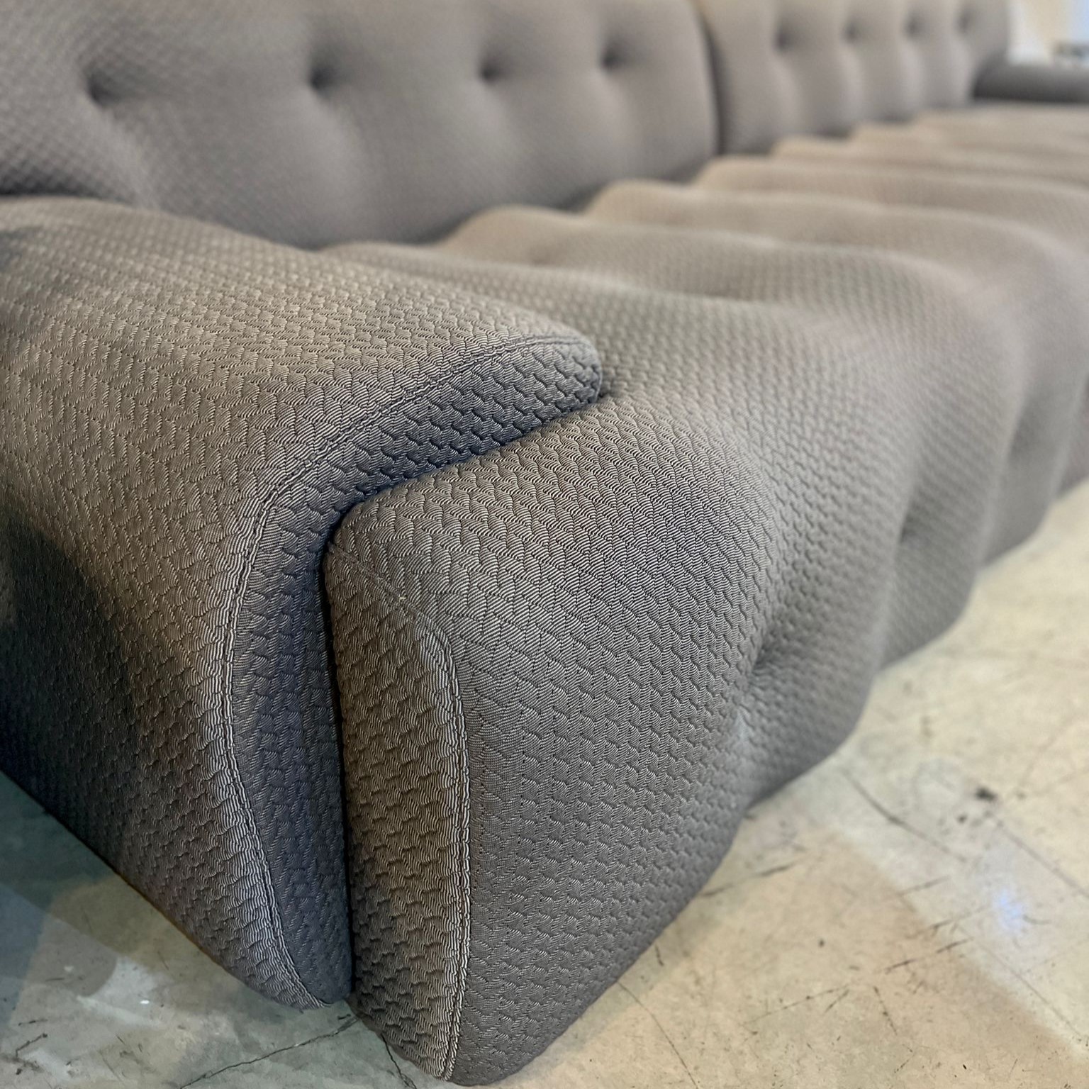 ספה מעוצבת רוסו דגם קימי 2.80 מטר שחור רך- אחרונה מתצוגה ספה מעוצבת רוסו דגם קימי 2.80 מטר שחור רך- אחרונה מתצוגה