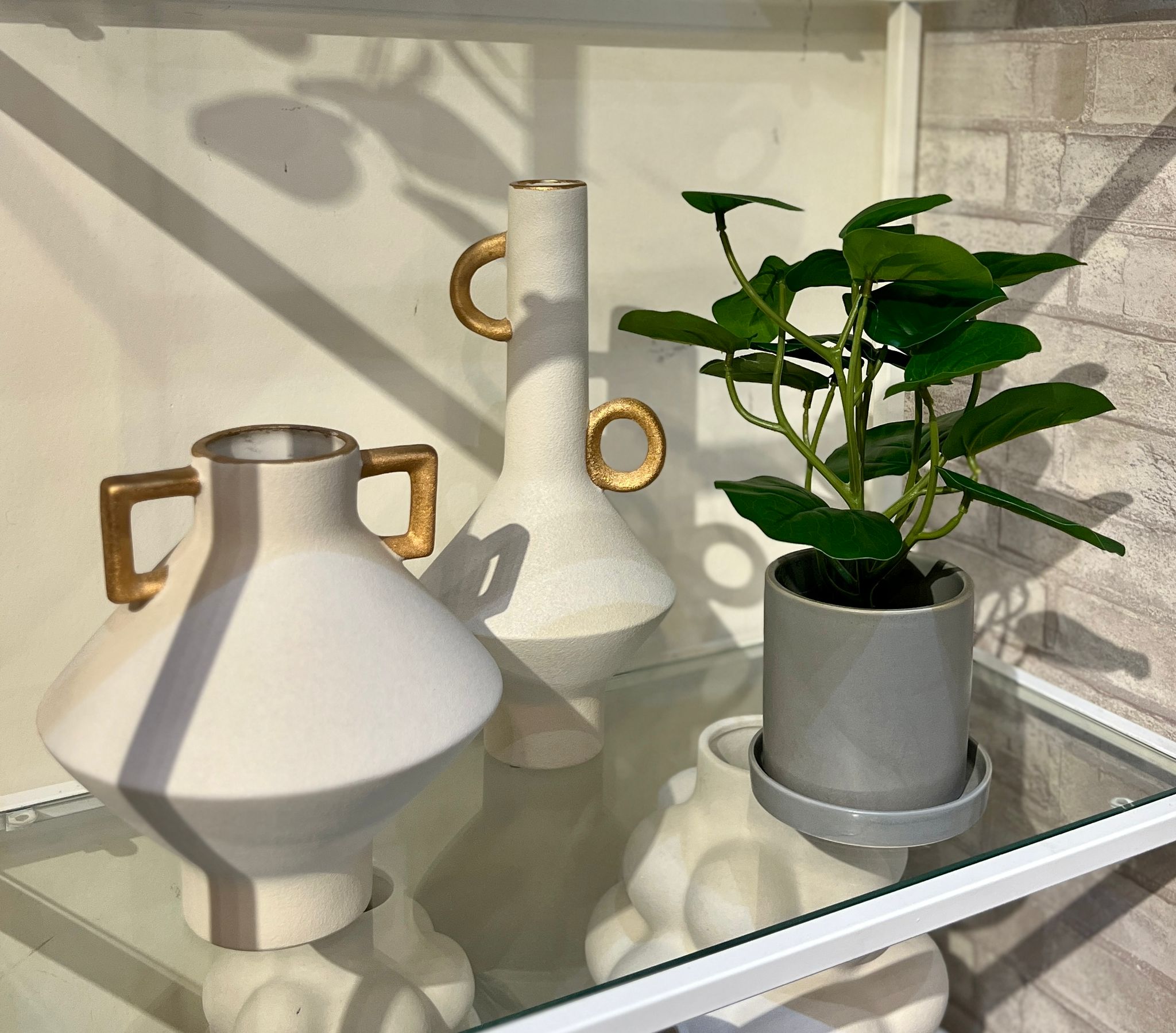 עציץ כלי אפור עלים ירוקים דגם איקו עציץ כלי אפור עלים ירוקים דגם איקו