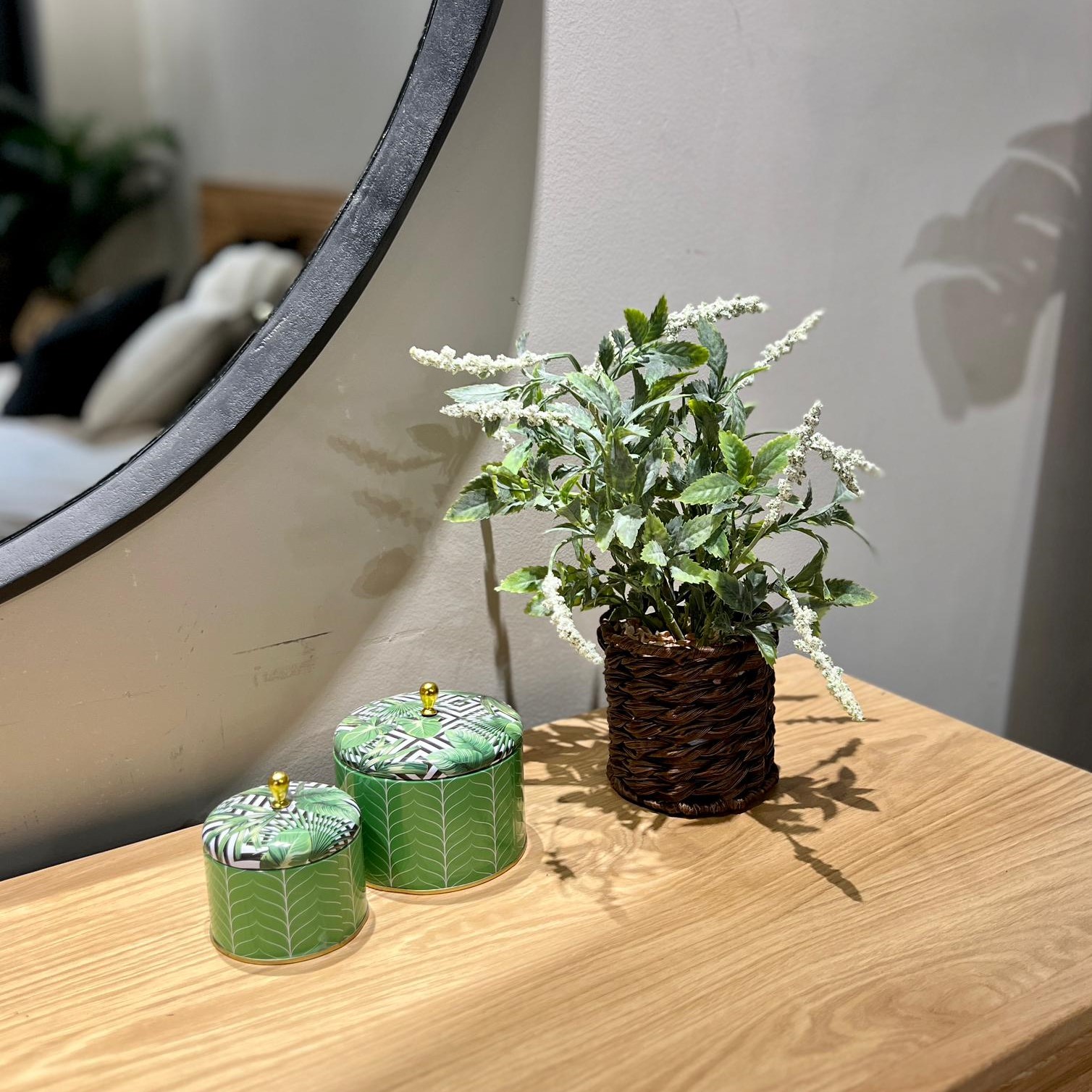 עציץ פרחים לבנים דגם איקו עציץ פרחים לבנים דגם איקו