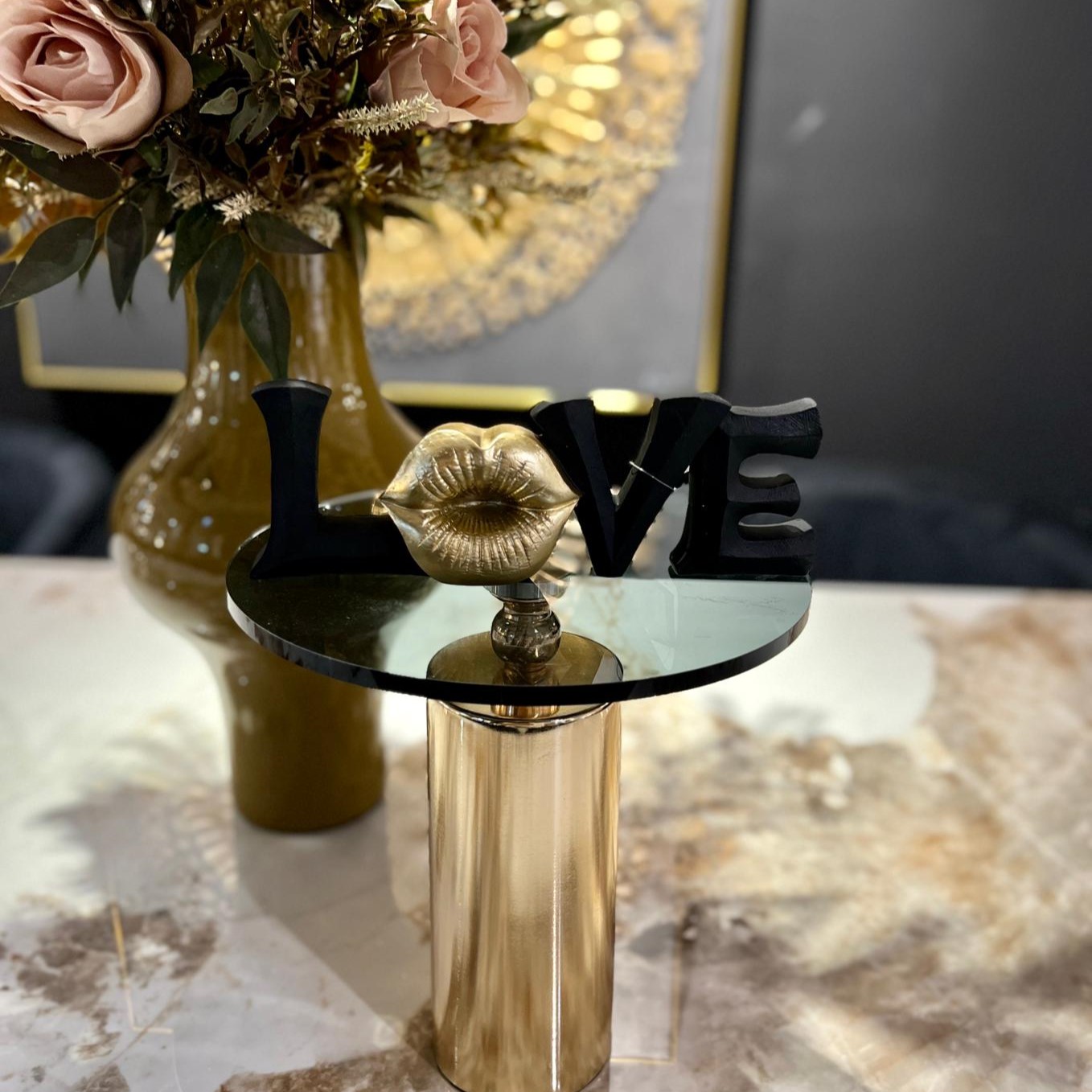 פסל LOVE שפתיים דגם איקו פסל LOVE שפתיים דגם איקו