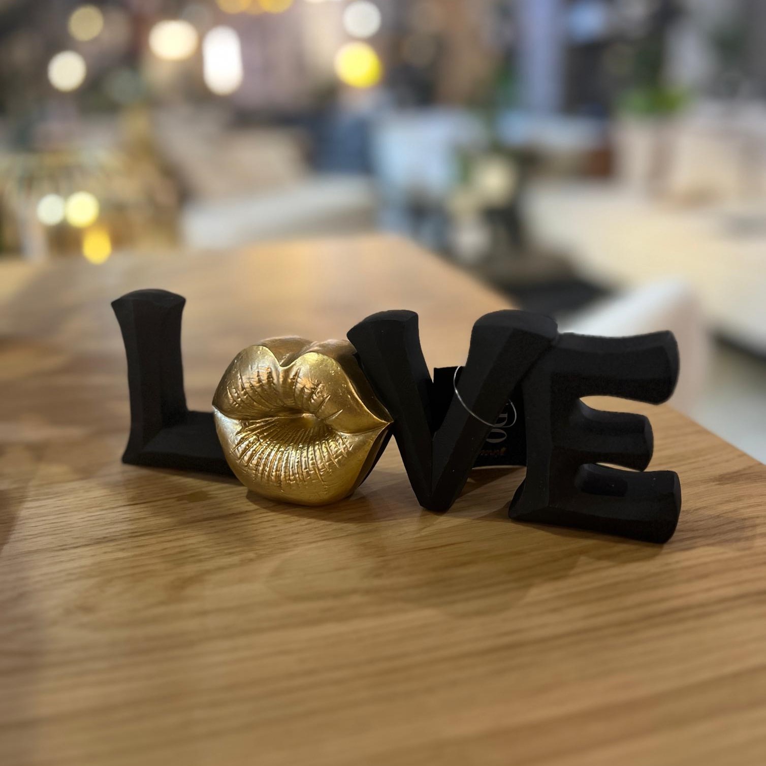 פסל LOVE שפתיים דגם איקו פסל LOVE שפתיים דגם איקו