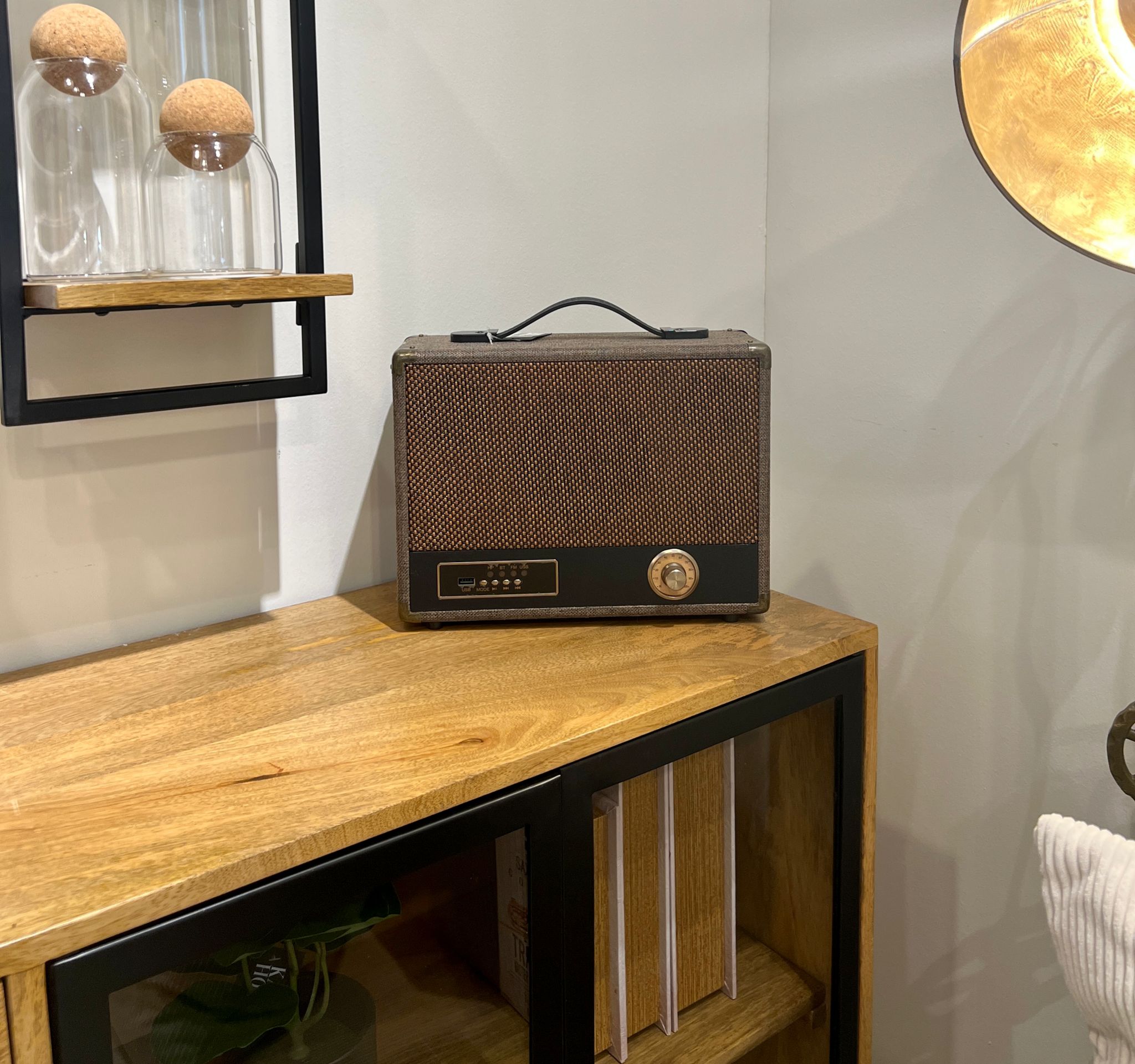 רדיו וינטג חום עם ידית דגם איקו רדיו וינטג חום עם ידית דגם איקו