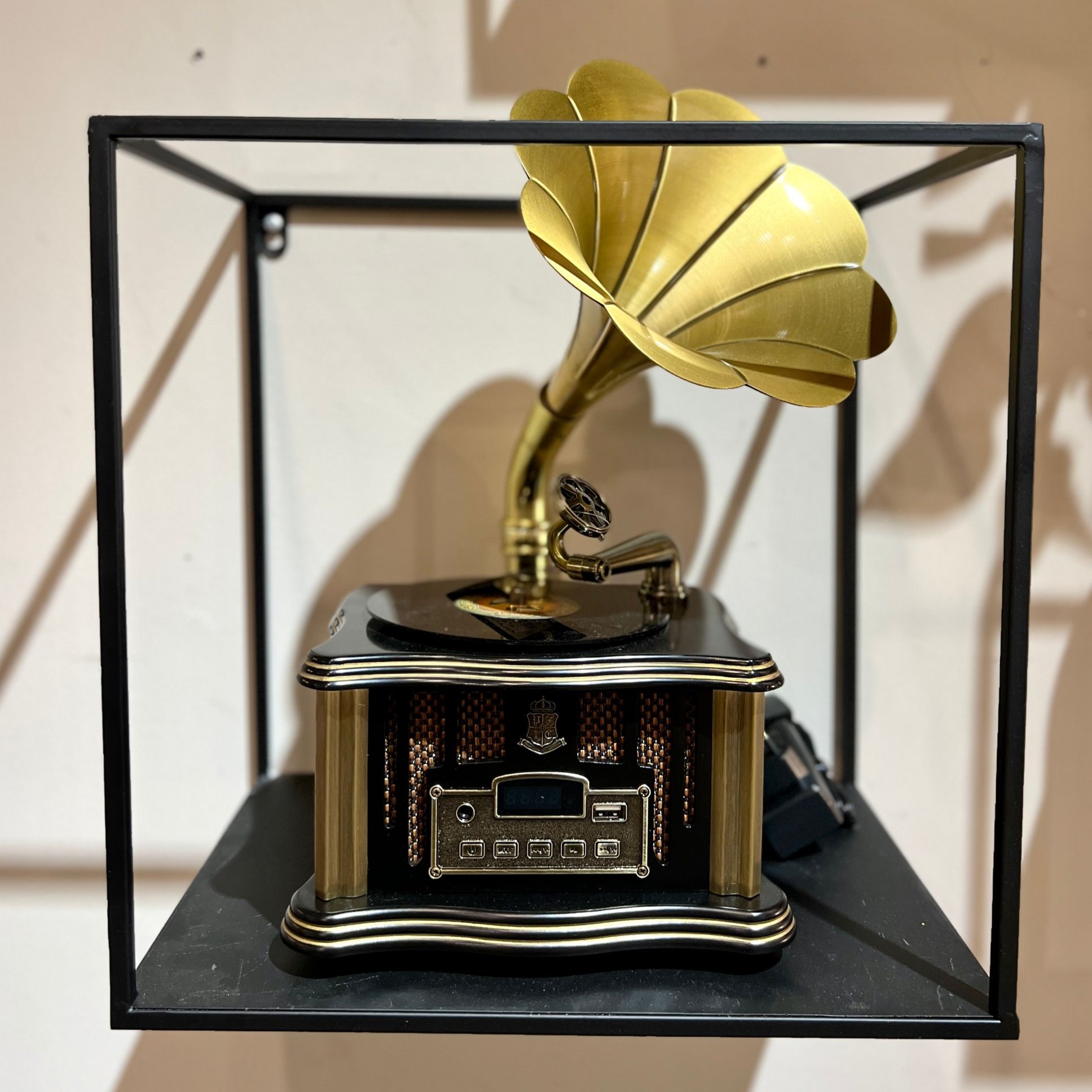 תיבת נגינה גרמופון שחורה דגם איקו תיבת נגינה גרמופון שחורה דגם איקו