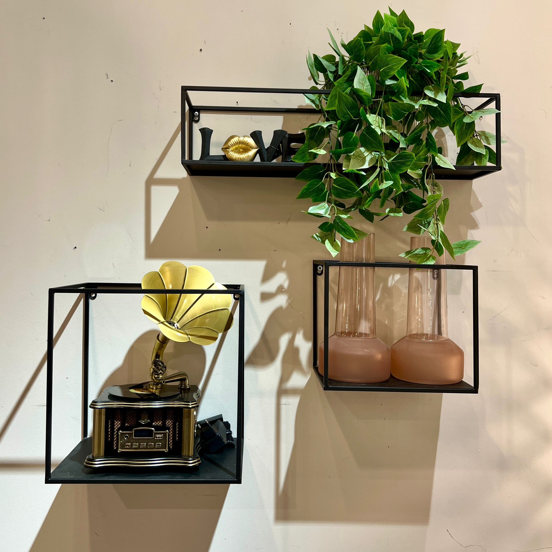 תיבת נגינה גרמופון שחורה דגם איקו תיבת נגינה גרמופון שחורה דגם איקו