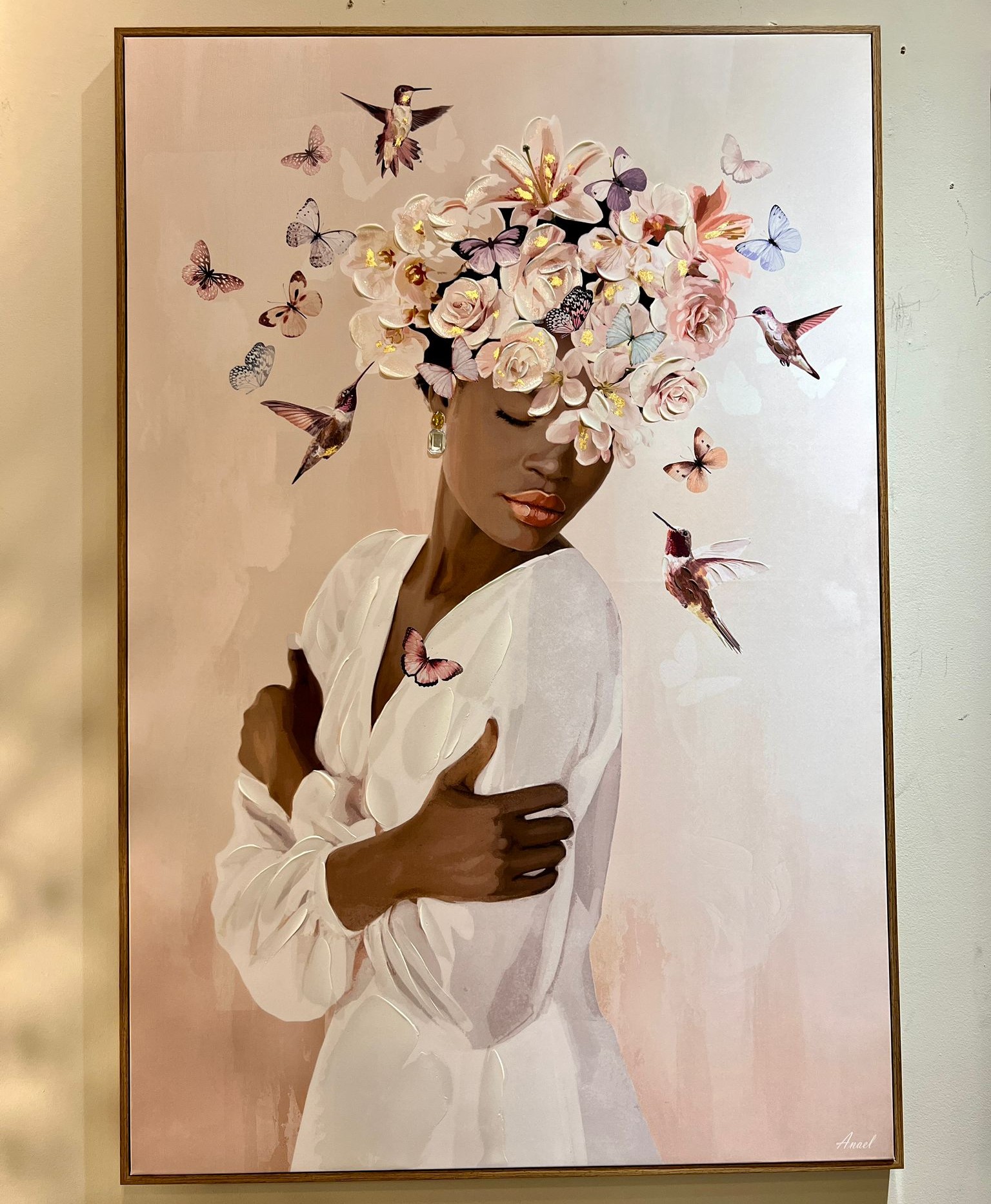 תמונה שמן אישה עם רקע ורוד בשילוב הדפסה עם מסגרת