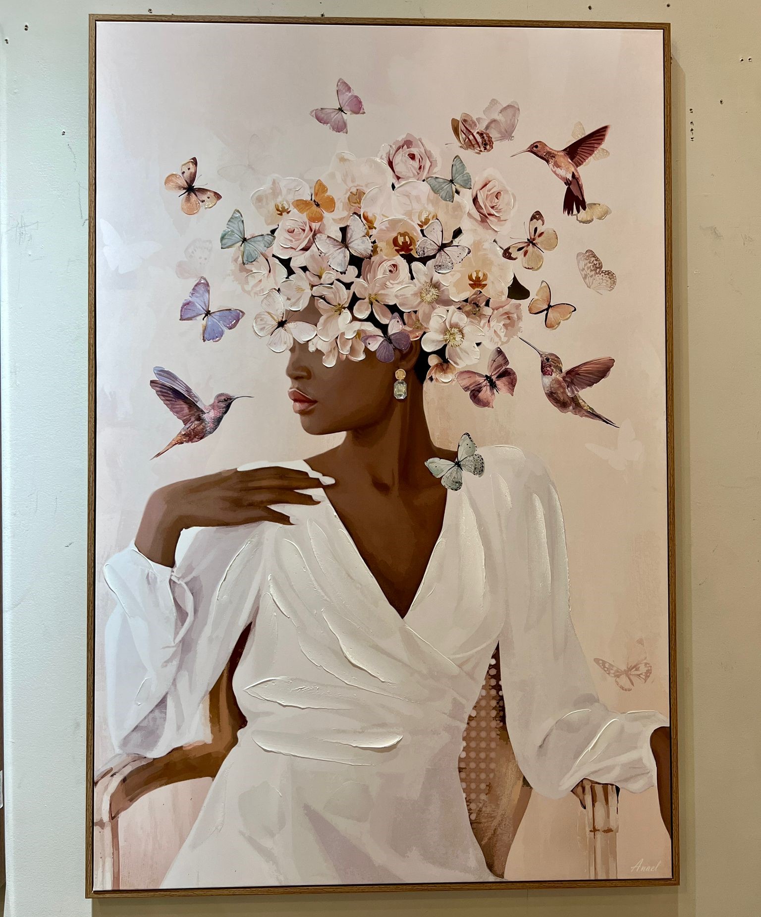 תמונה שמן אישה עם רקע ורוד בשילוב הדפסה עם מסגרת