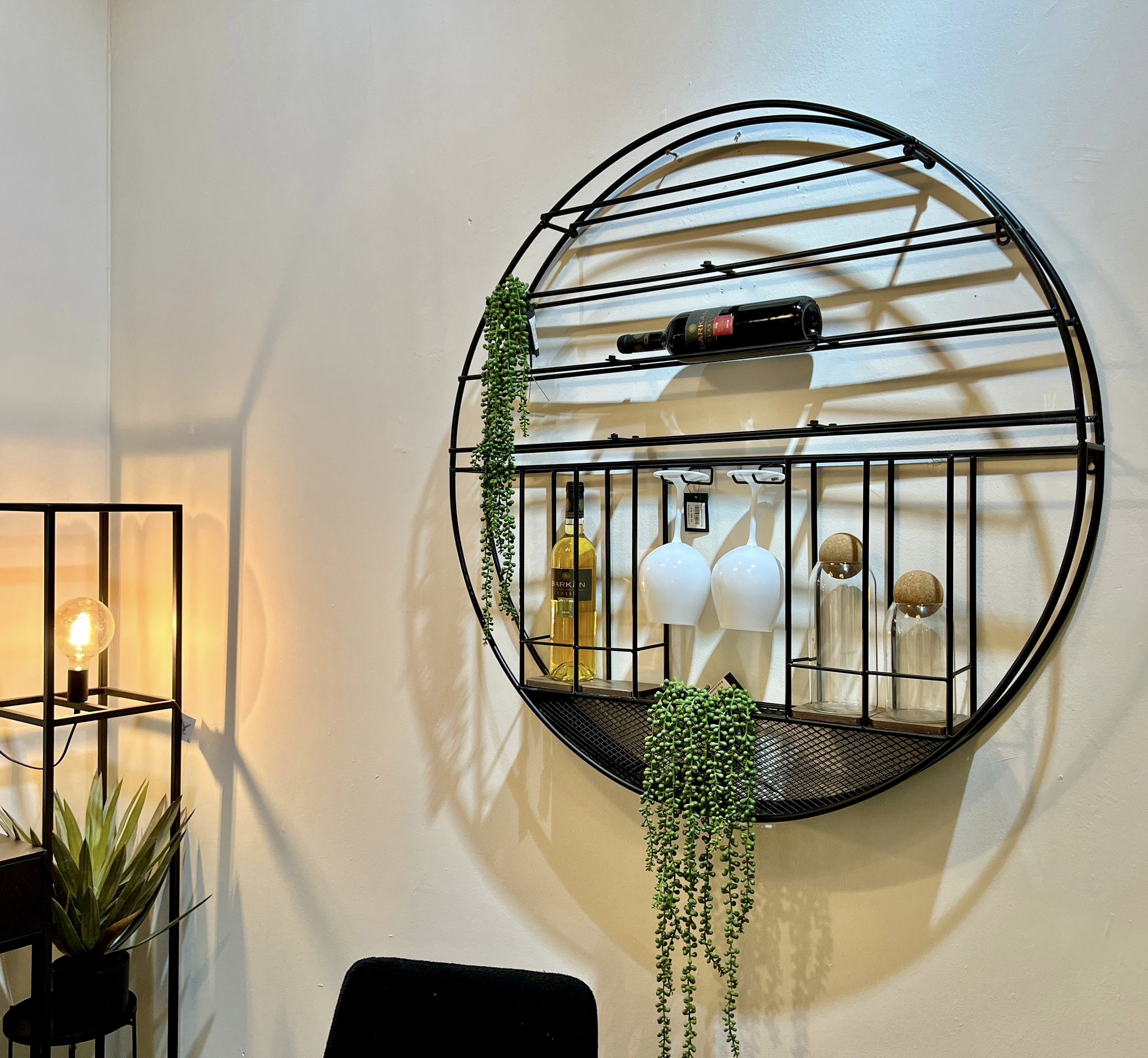 מעמד יין תליה לקיר ברזל שחור עגול קוטר 106 דגם איקו מעמד יין תליה לקיר ברזל שחור עגול קוטר 106 דגם איקו