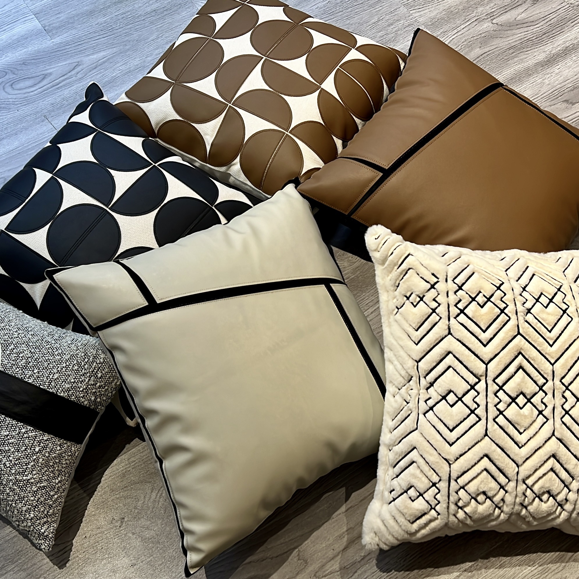 כרית מרובעת רקע בז חצאי עיגול דמוי עור שחור דגם איקו 45/45 כולל מילוי photo number 5