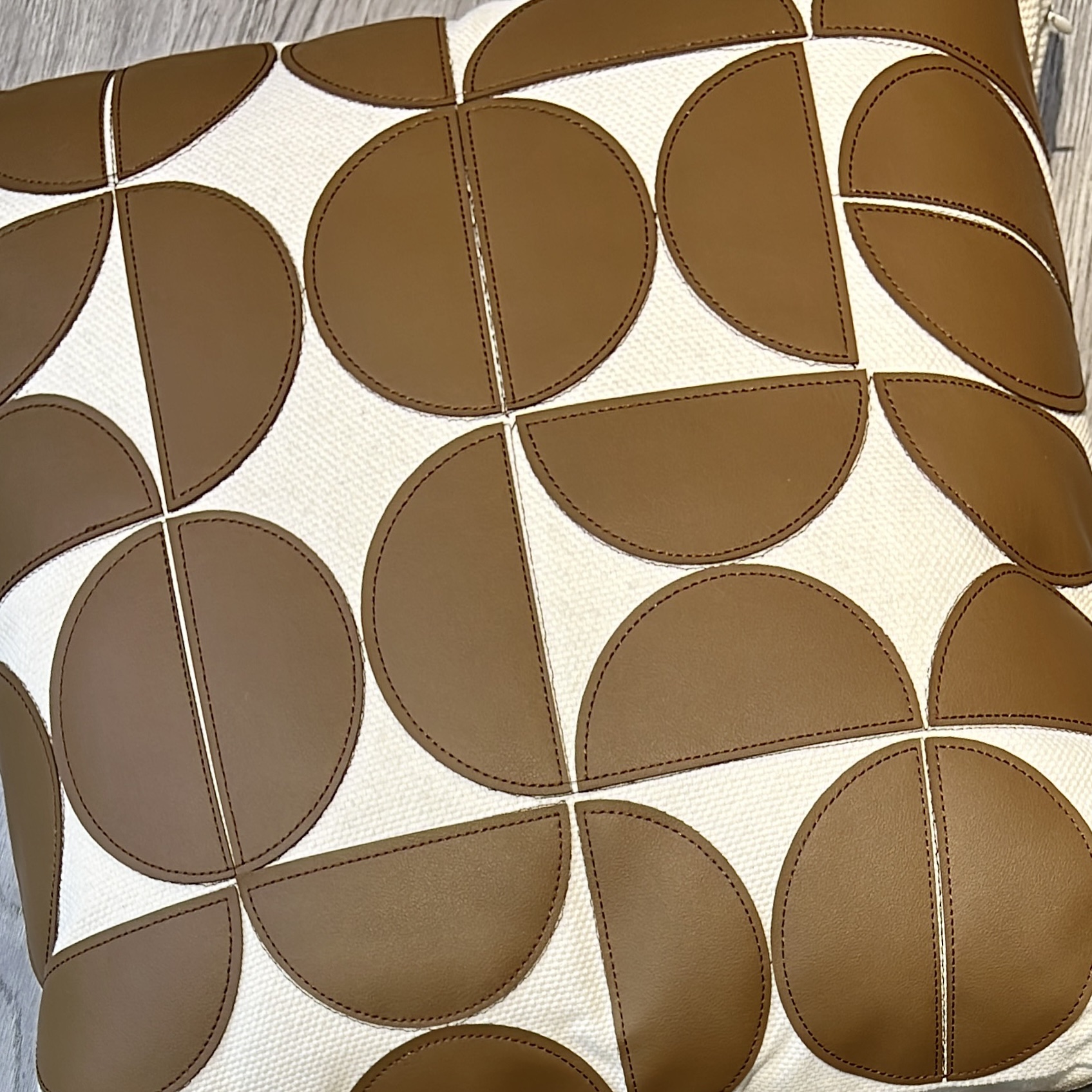 כרית מרובעת רקע בז חצאי עיגול דמוי עור חום 45/45 דגם איקו כולל מילוי