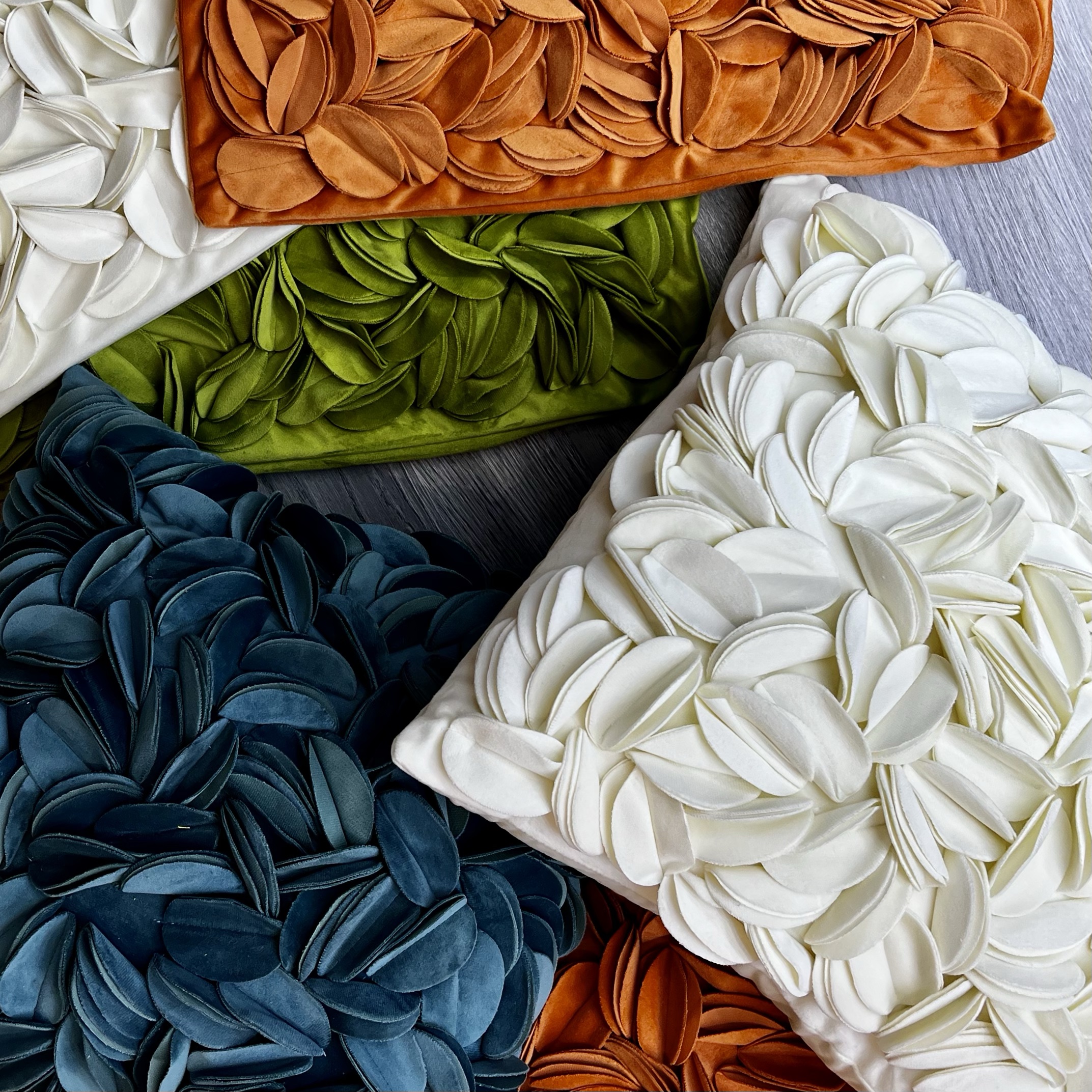 כרית מרובעת פרחים שמנת דגם איקו 45/45 כולל מילוי כרית מרובעת פרחים שמנת דגם איקו 45/45 כולל מילוי