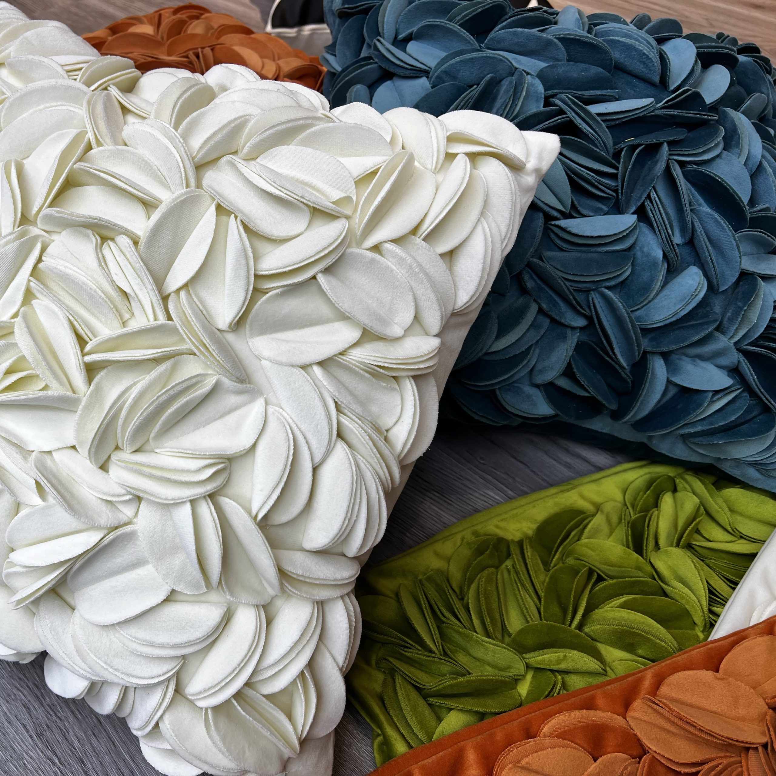 כרית מרובעת פרחים שמנת דגם איקו 45/45 כולל מילוי כרית מרובעת פרחים שמנת דגם איקו 45/45 כולל מילוי