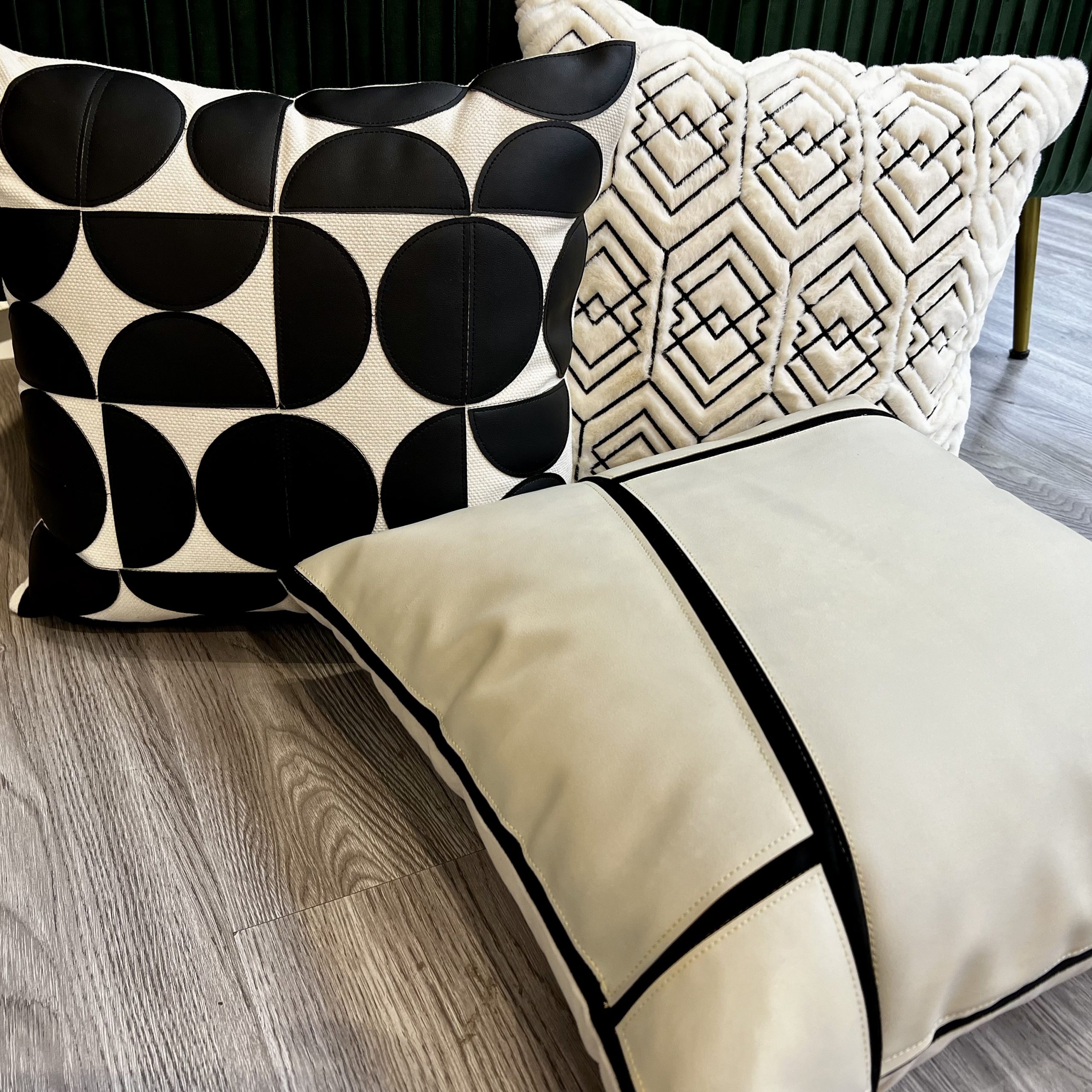 כרית מרובעת רקע בז חצאי עיגול דמוי עור שחור דגם איקו 45/45 כולל מילוי כרית מרובעת רקע בז חצאי עיגול דמוי עור שחור דגם איקו 45/45 כולל מילוי