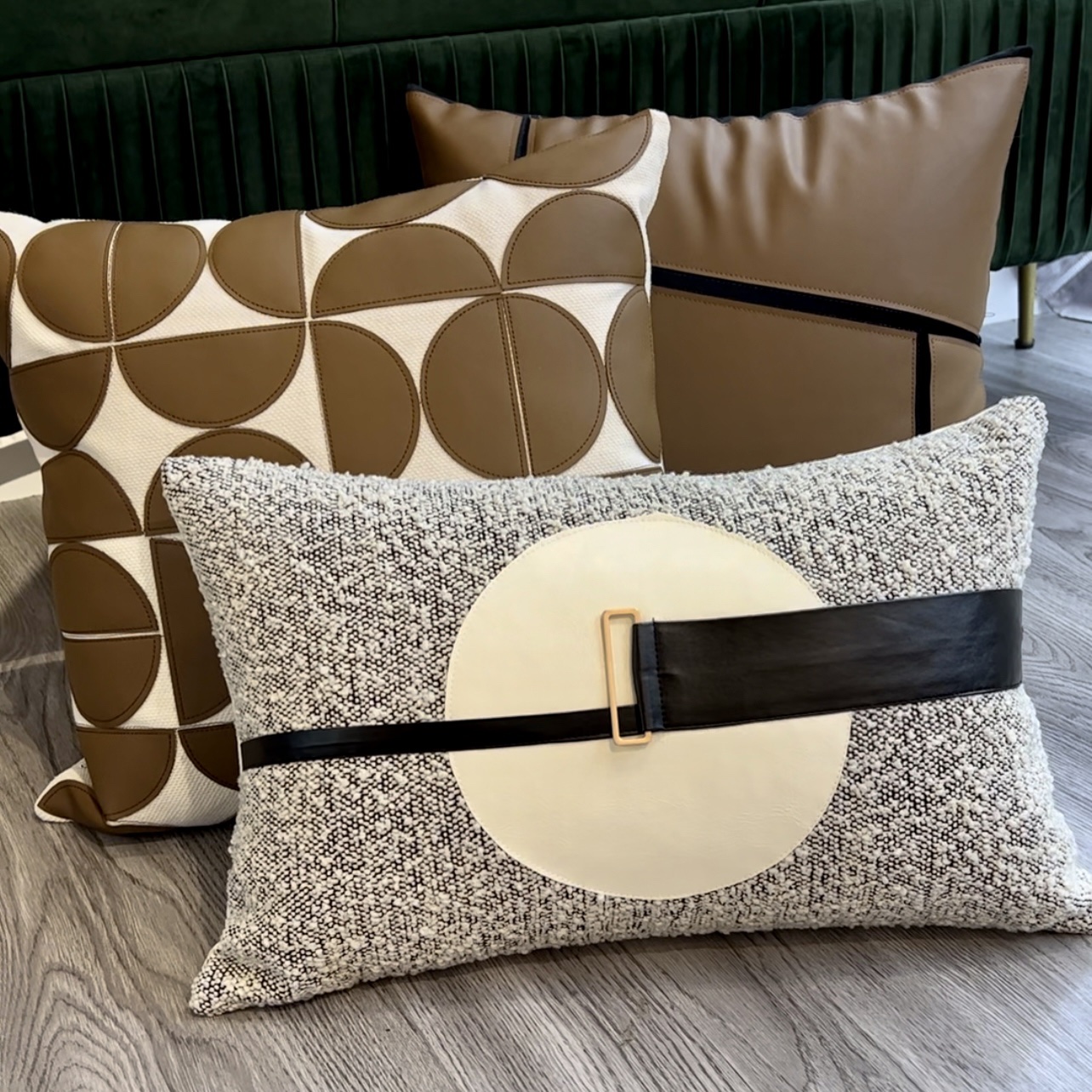 כרית מלבן אפור עיגול שמנת רצועה שחורה כרית מלבן אפור עיגול שמנת רצועה שחורה