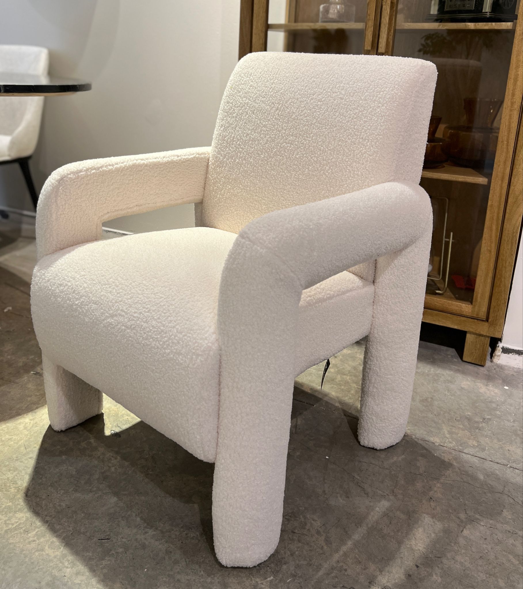 כורסא ייחודית ידיות מרופדות בד בוקלה שמנת דגם איקו