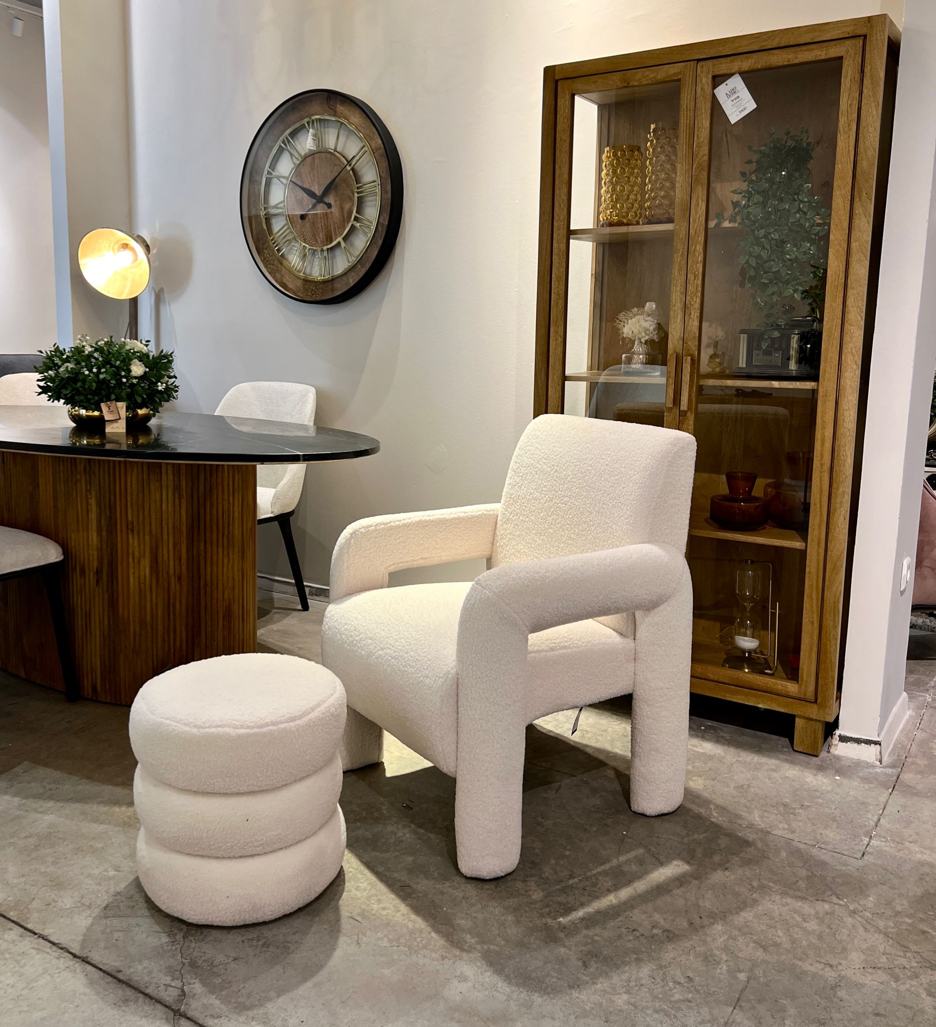 כורסא ייחודית ידיות מרופדות בד בוקלה שמנת דגם איקו