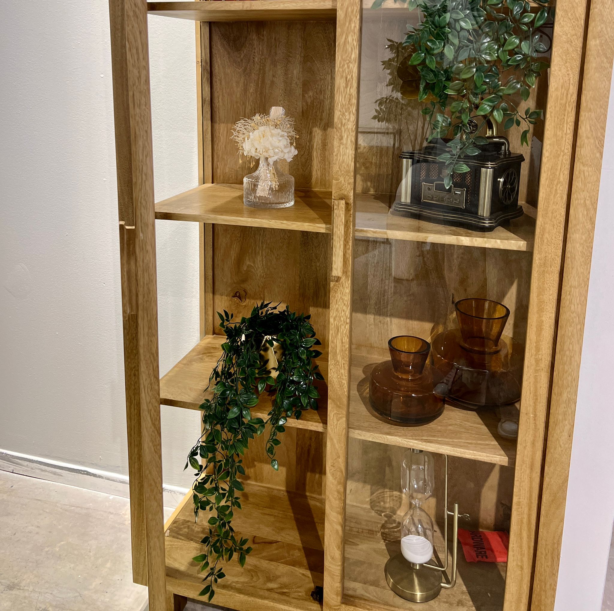 ויטרינה עץ 2 דלתות זכוכית מסגרת עץ דגם סוניל ויטרינה עץ 2 דלתות זכוכית מסגרת עץ דגם סוניל