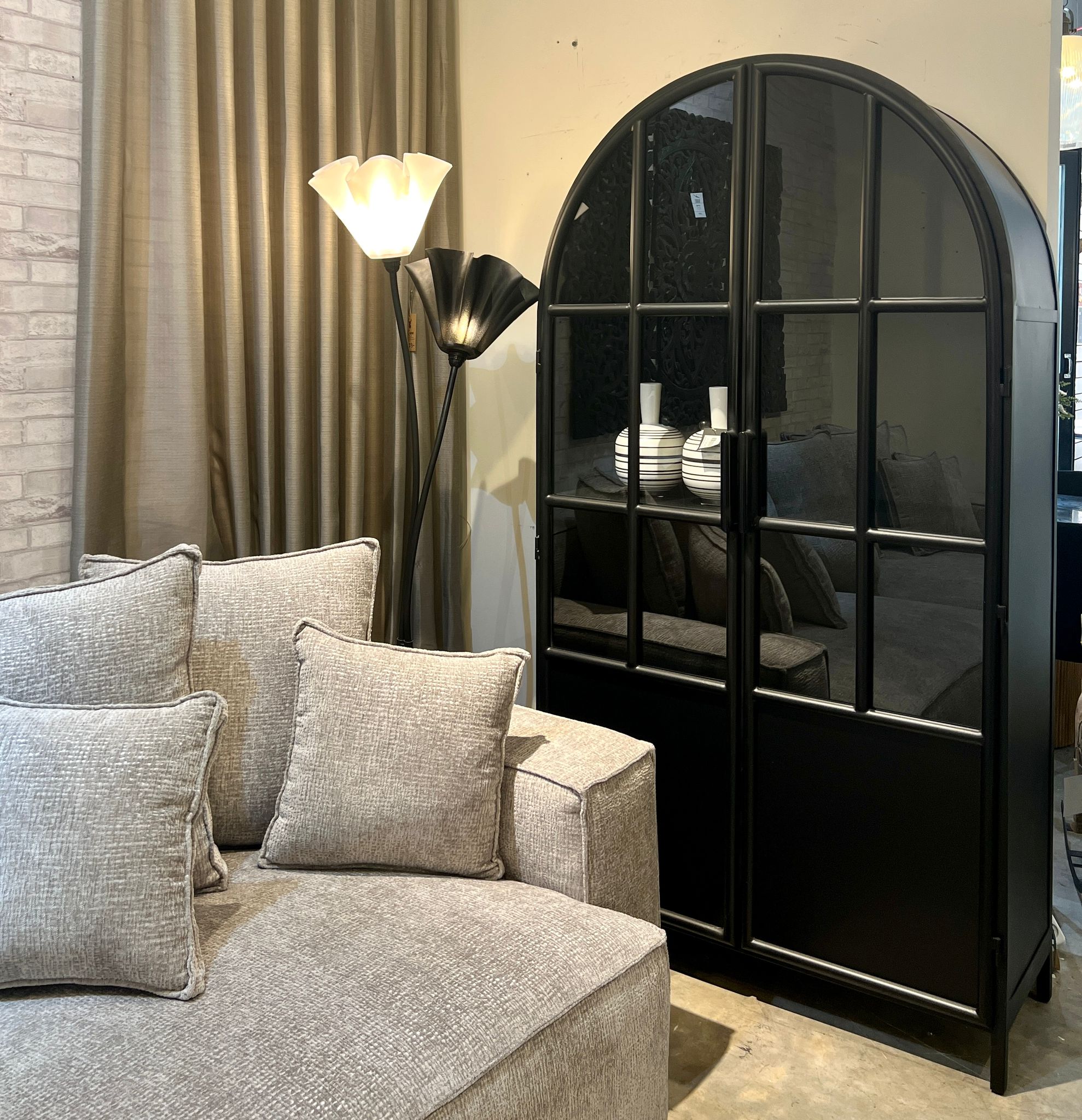 ויטרינה ראש עגול ברזל זכוכית גדולה חלק תחתון ברזל סגור דגם סוניל