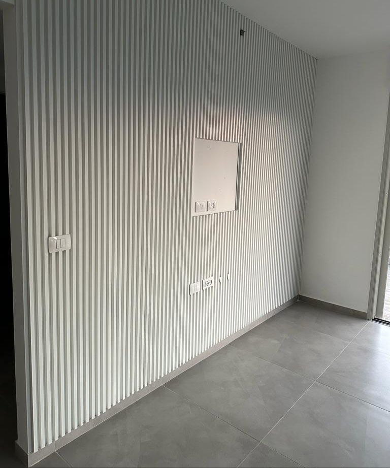 חיפוי קיר פולימרי פסים בולטים גוון לבן שבור חיפוי קיר פולימרי פסים בולטים גוון לבן שבור