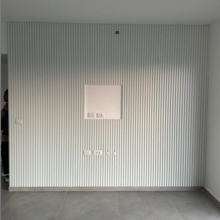 חיפוי קיר פולימרי פסים בולטים גוון לבן שבור חיפוי קיר פולימרי פסים בולטים גוון לבן שבור