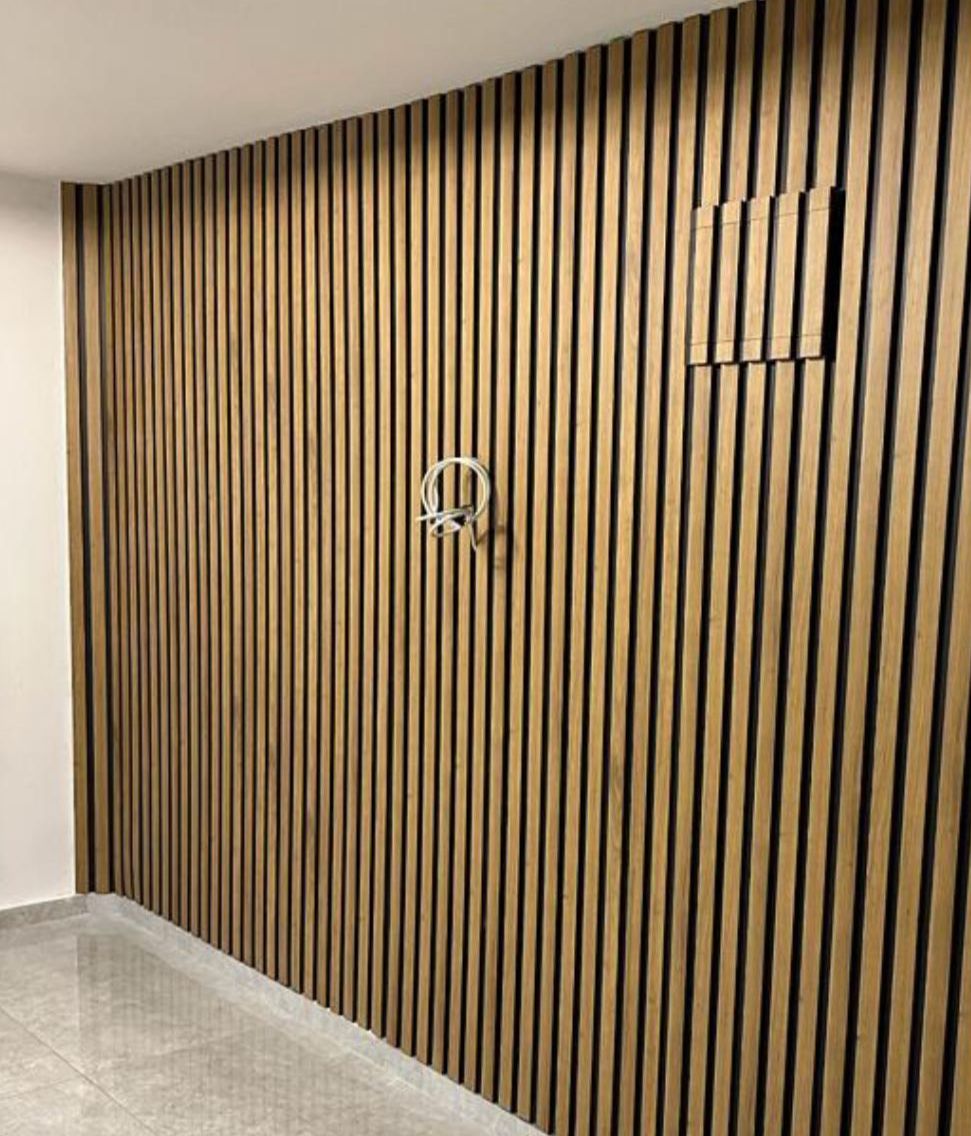 חיפוי קיר פולימרי פסים בולטים גוון עץ אלון רקע שחור חיפוי קיר פולימרי פסים בולטים גוון עץ אלון רקע שחור