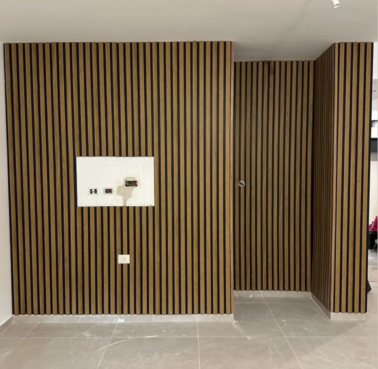 חיפוי קיר פולימרי פסים בולטים גוון עץ אלון רקע שחור חיפוי קיר פולימרי פסים בולטים גוון עץ אלון רקע שחור