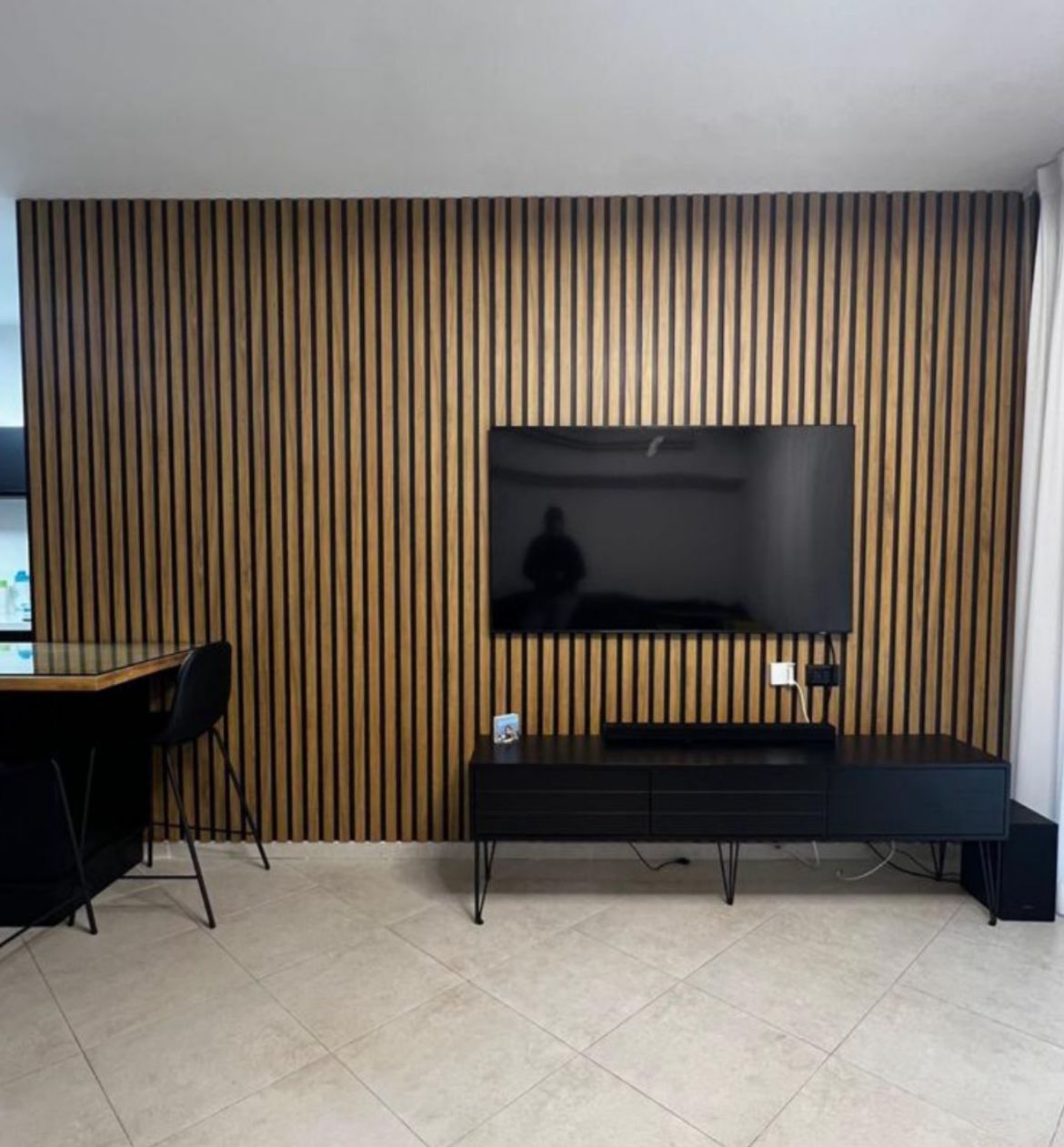 חיפוי קיר פולימרי פסים בולטים גוון עץ אלון רקע שחור חיפוי קיר פולימרי פסים בולטים גוון עץ אלון רקע שחור