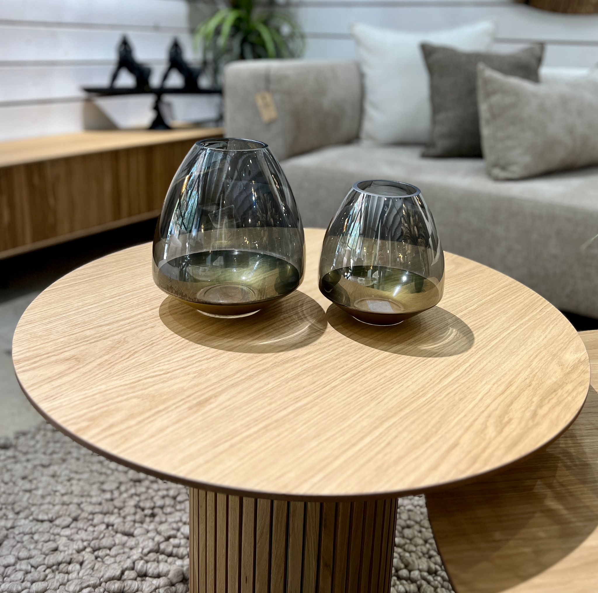 כד זכוכית אפור בסיס זהב כד זכוכית אפור בסיס זהב