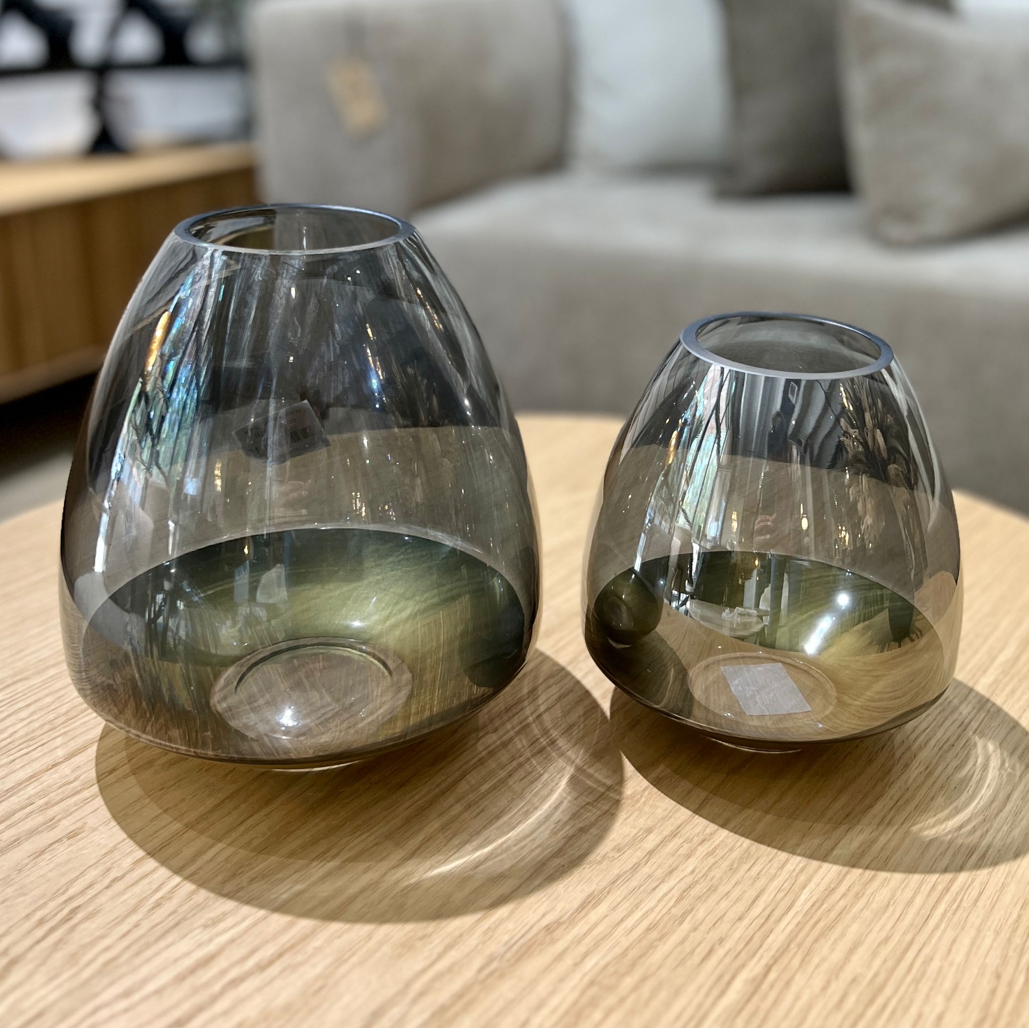 כד זכוכית אפור בסיס זהב כד זכוכית אפור בסיס זהב