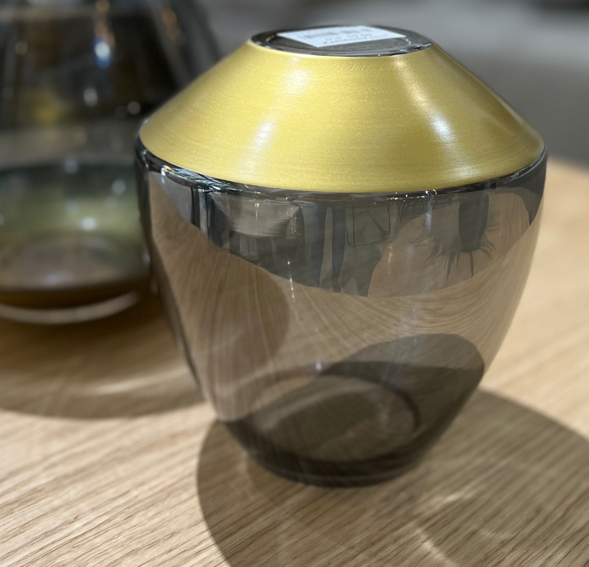 כד זכוכית אפור בסיס זהב כד זכוכית אפור בסיס זהב