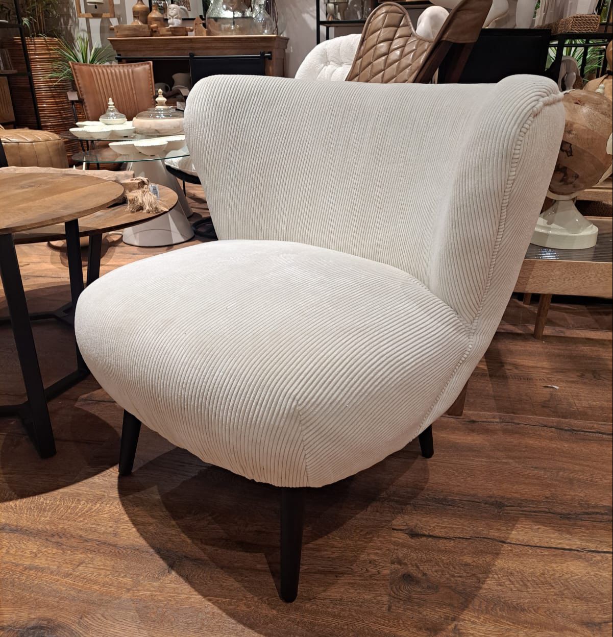 כורסא מעוצבת בד קורדרוי לבן דגם ליזה