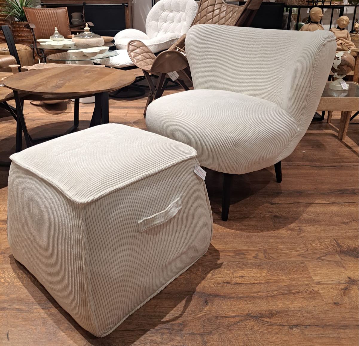 כורסא מעוצבת בד קורדרוי לבן דגם ליזה