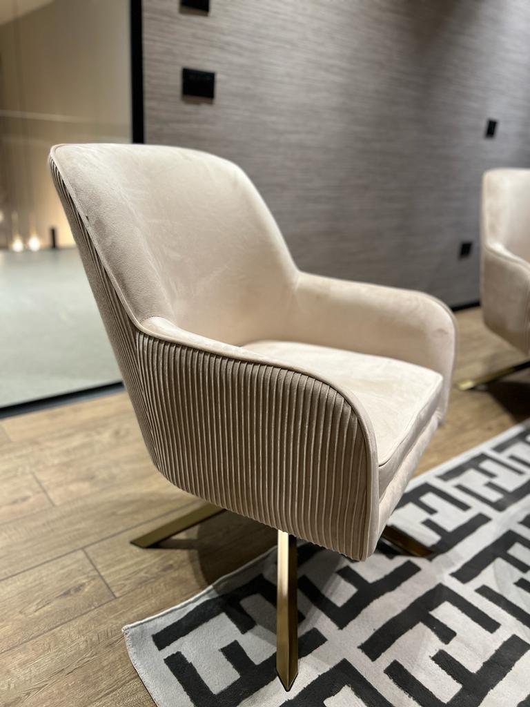 כורסא מסתובבת בז' במבצע מתצוגה! כורסא מסתובבת בז' במבצע מתצוגה!