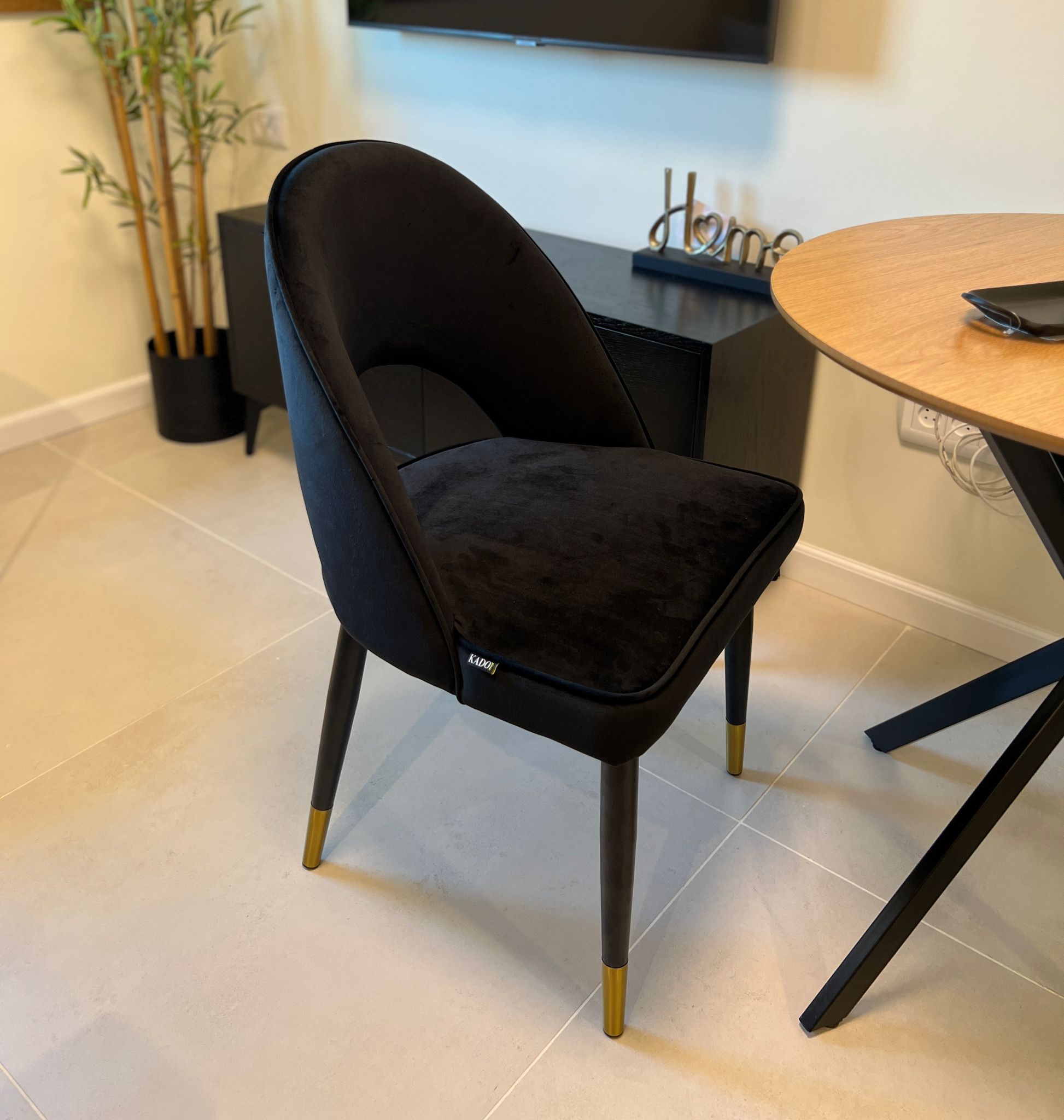 כיסא פינת אוכל מרופד בבד קטיפה שחור דגם מירל קימי כיסא פינת אוכל מרופד בבד קטיפה שחור דגם מירל קימי