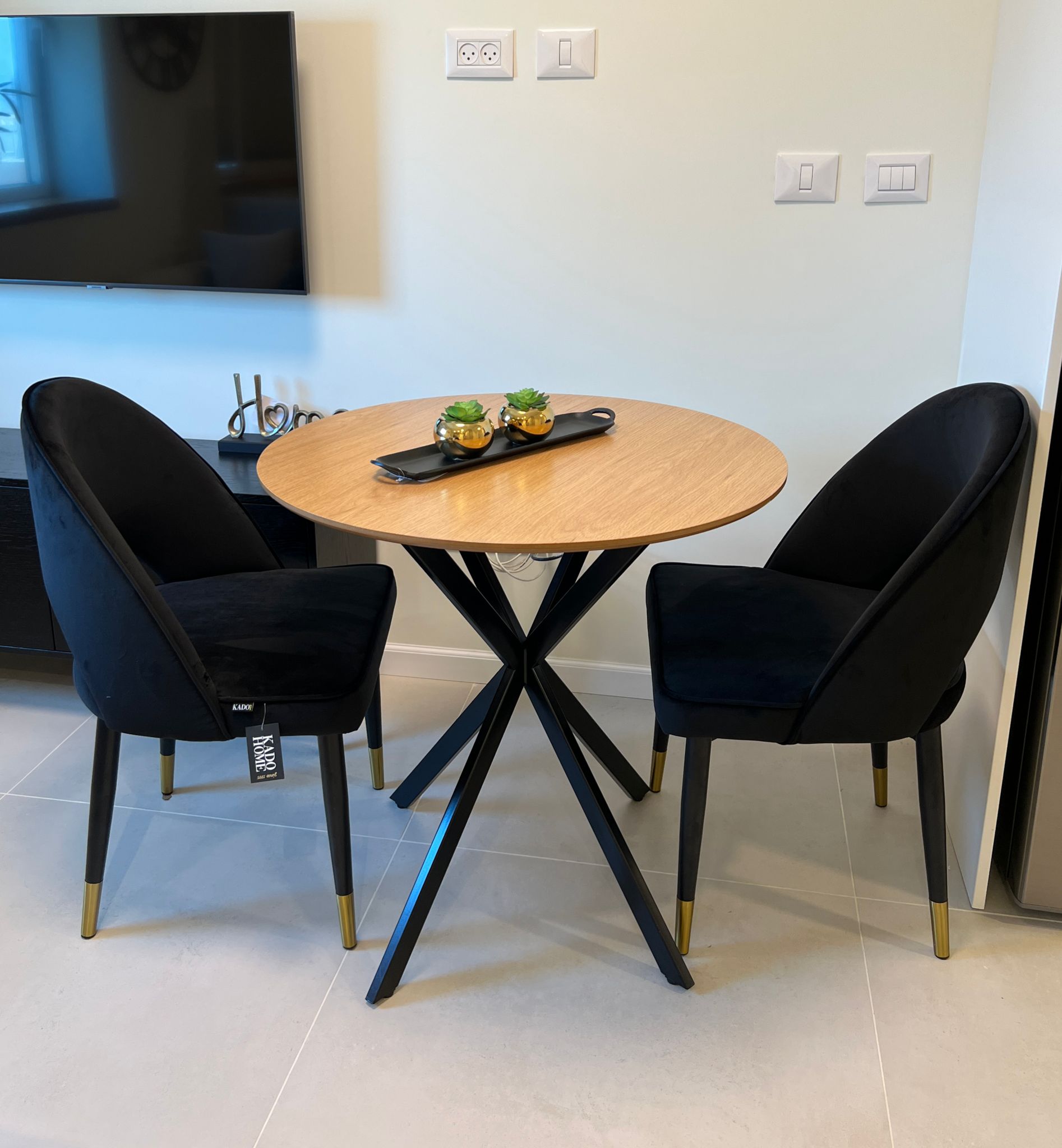 כיסא פינת אוכל מרופד בבד קטיפה שחור דגם מירל קימי כיסא פינת אוכל מרופד בבד קטיפה שחור דגם מירל קימי