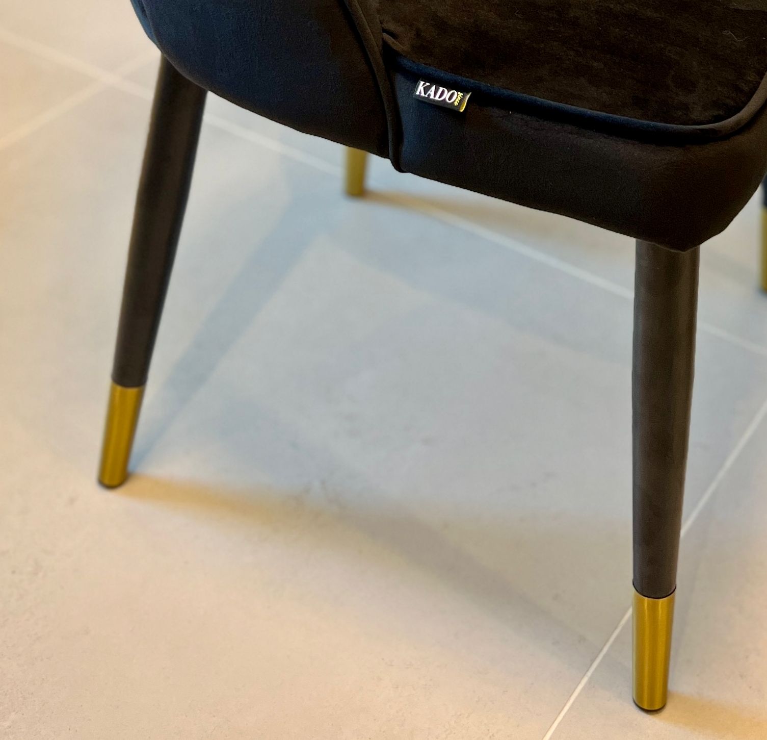 כיסא פינת אוכל מרופד בבד קטיפה שחור דגם מירל קימי כיסא פינת אוכל מרופד בבד קטיפה שחור דגם מירל קימי