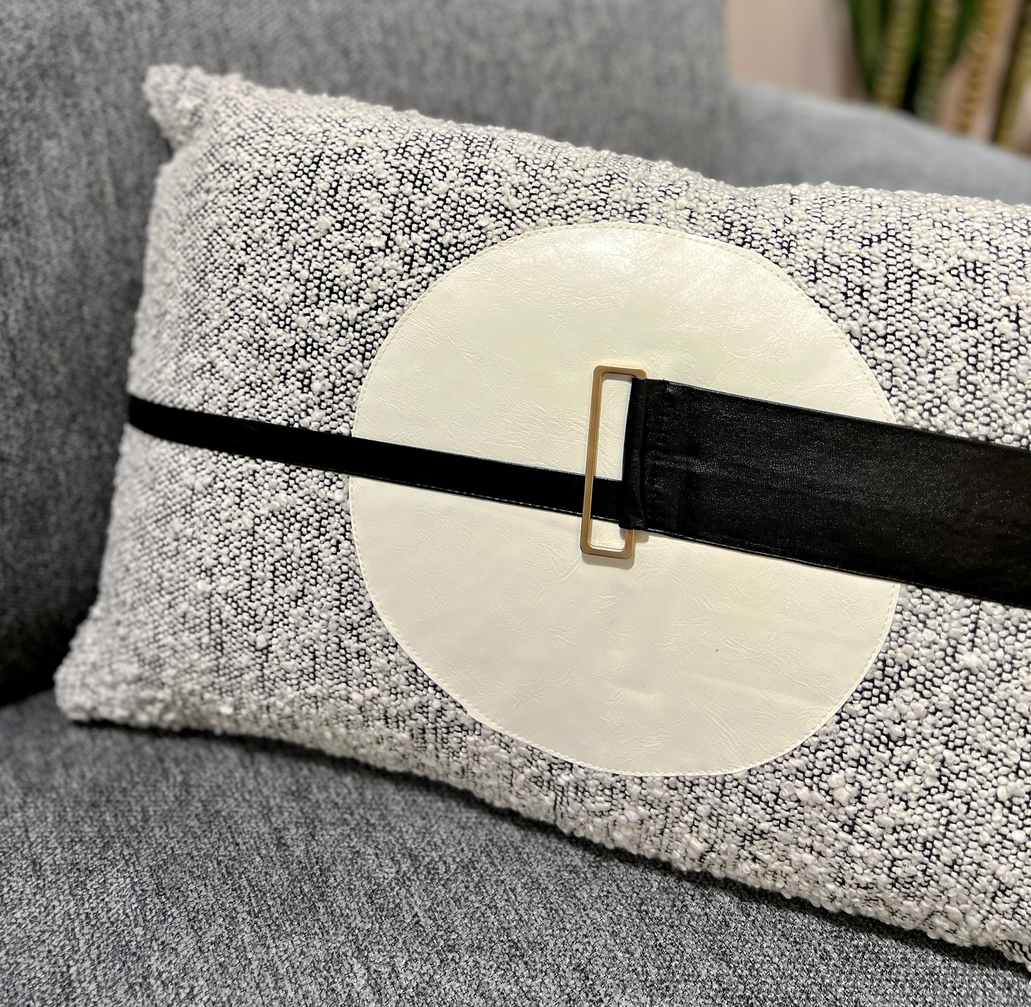 כרית מלבן אפור עיגול שמנת רצועה שחורה כרית מלבן אפור עיגול שמנת רצועה שחורה