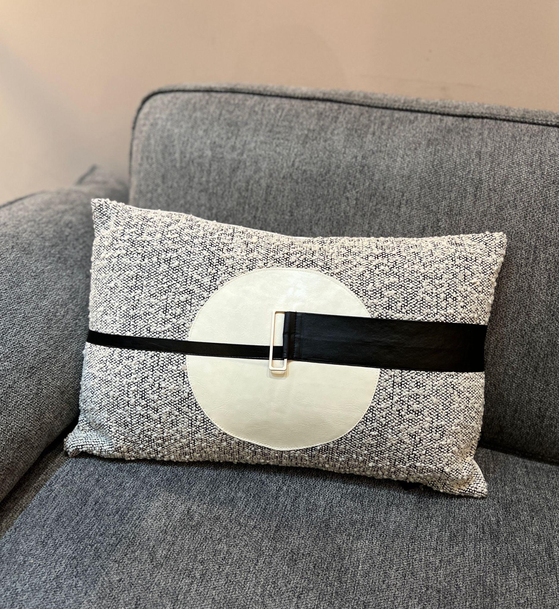 כרית מלבן אפור עיגול שמנת רצועה שחורה כרית מלבן אפור עיגול שמנת רצועה שחורה