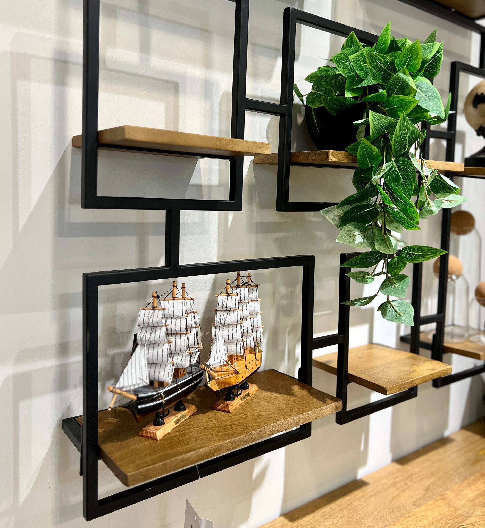 סט 8 מדפי תליה מחוברים עץ מסגרת ברזל שחור דגם סוניל סט 8 מדפי תליה מחוברים עץ מסגרת ברזל שחור דגם סוניל