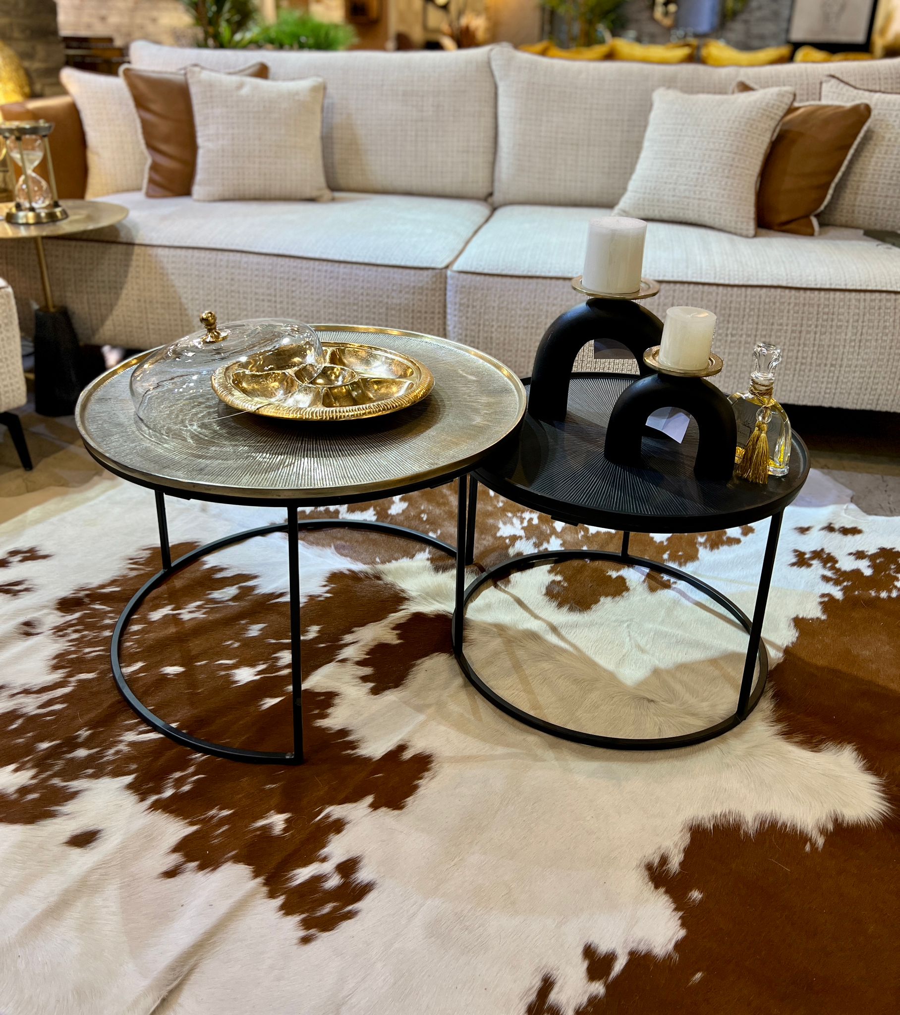 סט שולחנות דגם עגולים מגש מתכת זהב ושחור סט שולחנות דגם עגולים מגש מתכת זהב ושחור