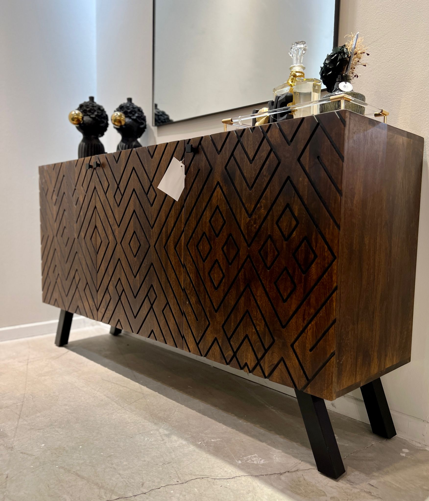 קומודה עץ כהה 3 דלתות חריטה מעוינים דגם סוניל