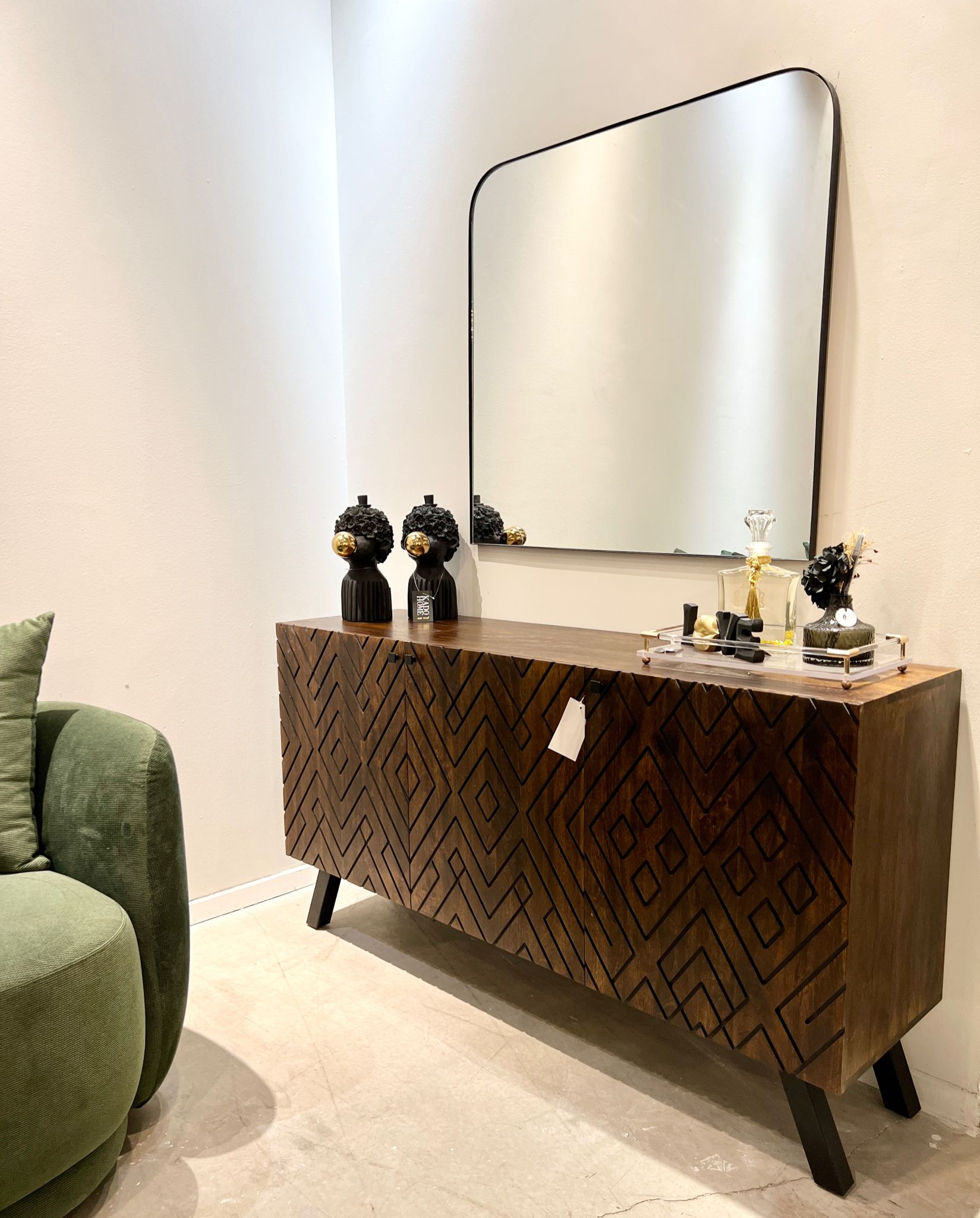 קומודה עץ כהה 3 דלתות חריטה מעוינים דגם סוניל