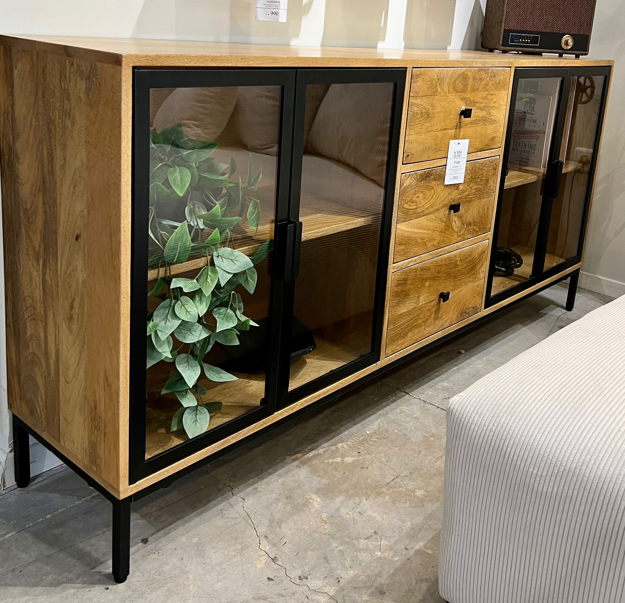 קומודה עץ 3 מגירות 4 דלתות זכוכית מסגרת דגם סוניל קומודה עץ 3 מגירות 4 דלתות זכוכית מסגרת דגם סוניל