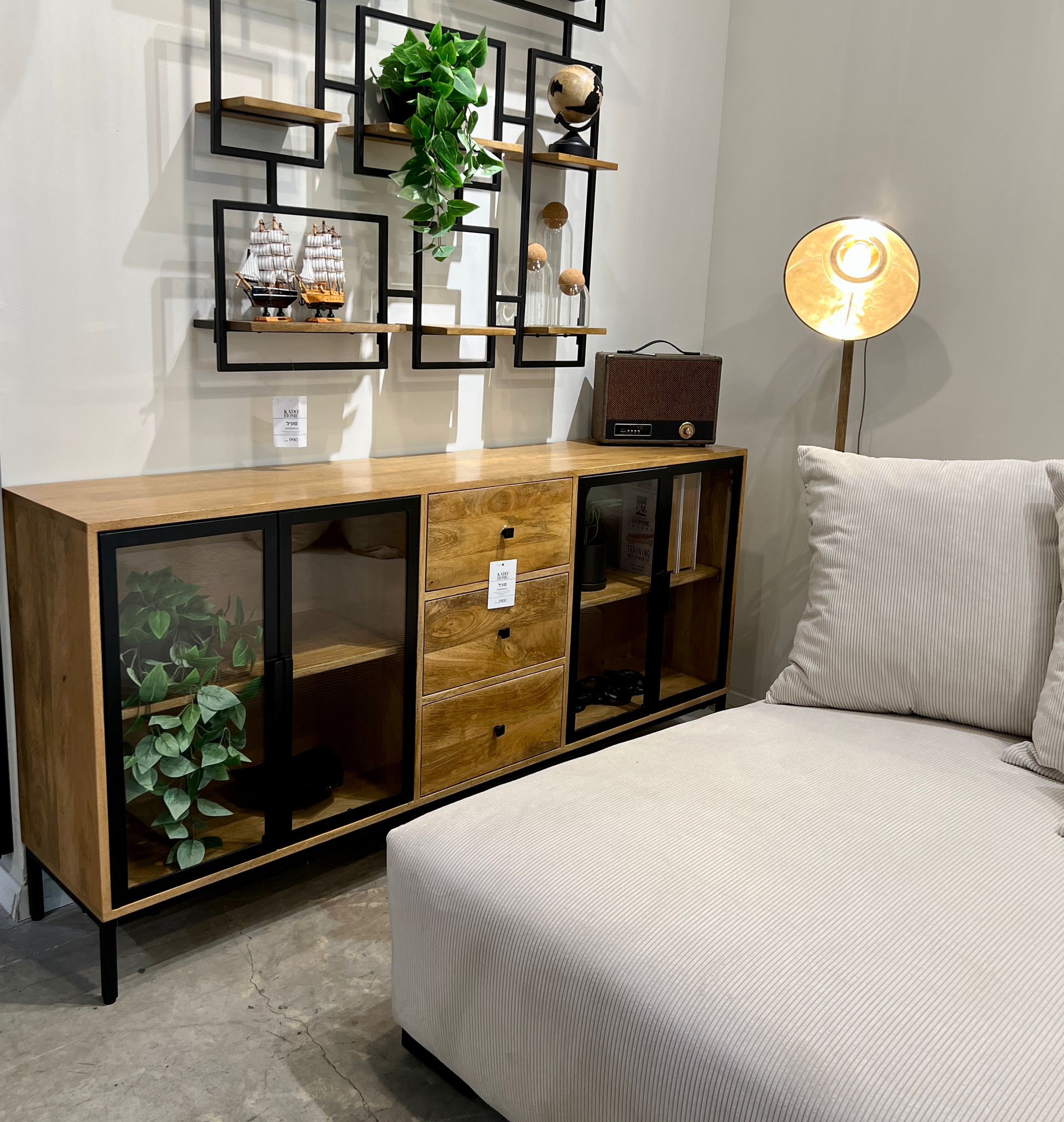 קומודה עץ 3 מגירות 4 דלתות זכוכית מסגרת דגם סוניל קומודה עץ 3 מגירות 4 דלתות זכוכית מסגרת דגם סוניל