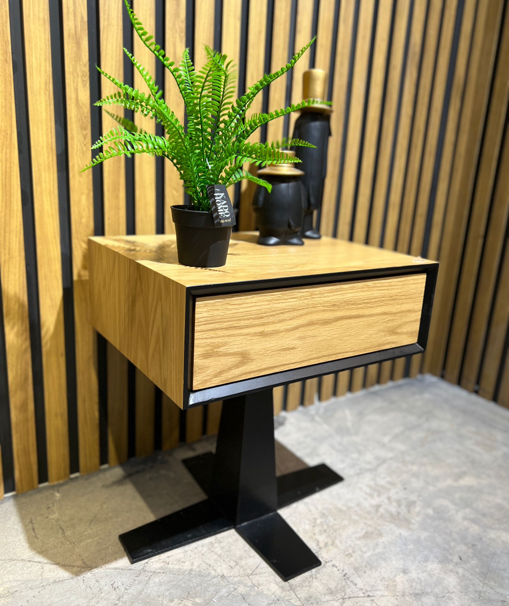 שידת צד על רגל שידת צד על רגל