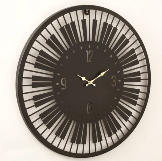 שעון קיר פסנתר בצבע שחור לבן שעון קיר פסנתר בצבע שחור לבן