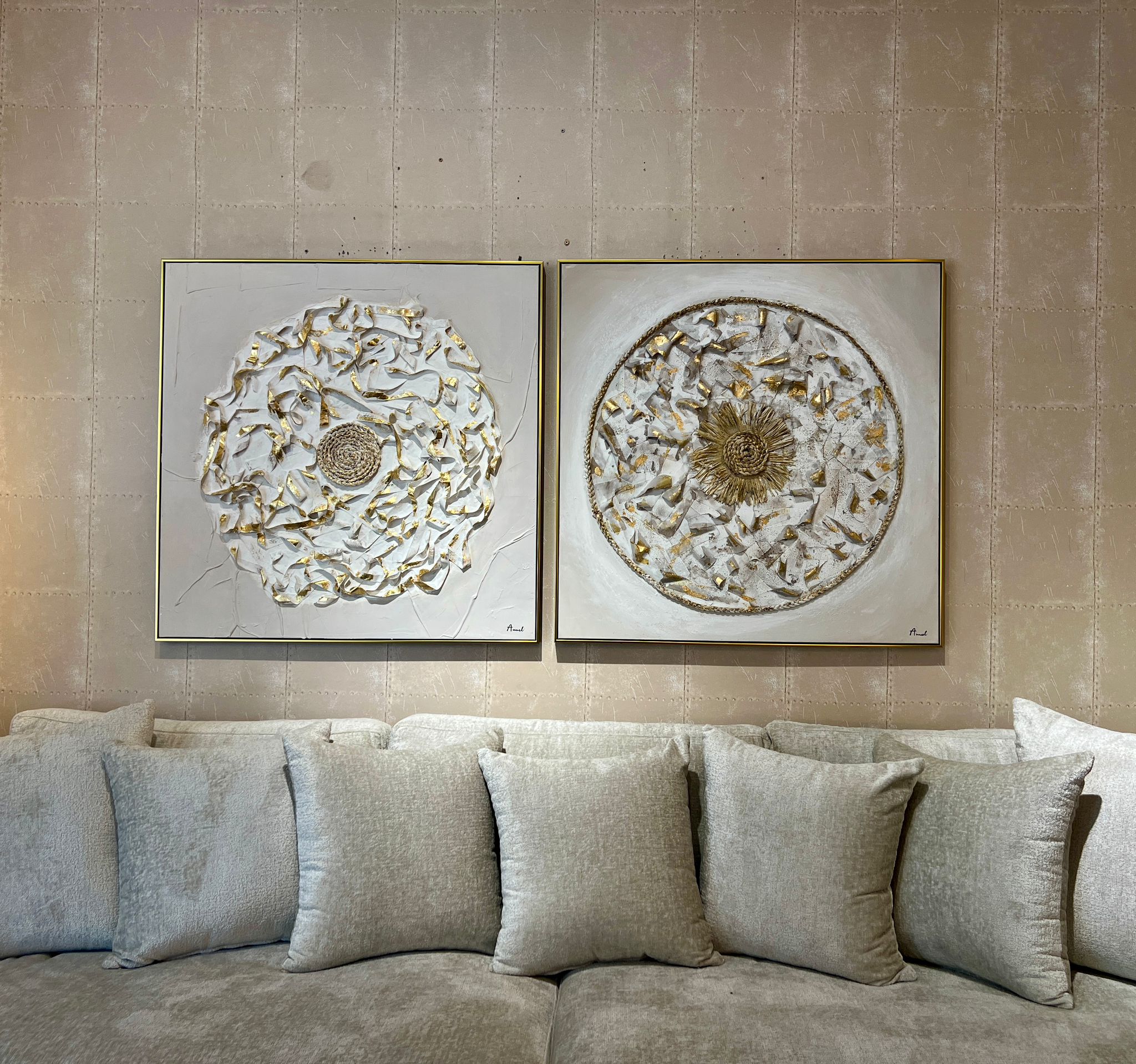 תמונת שמן בשילוב הדפסה עיגול מרכזי זהב ולבן אנאל עם מסגרת תמונת שמן בשילוב הדפסה עיגול מרכזי זהב ולבן אנאל עם מסגרת