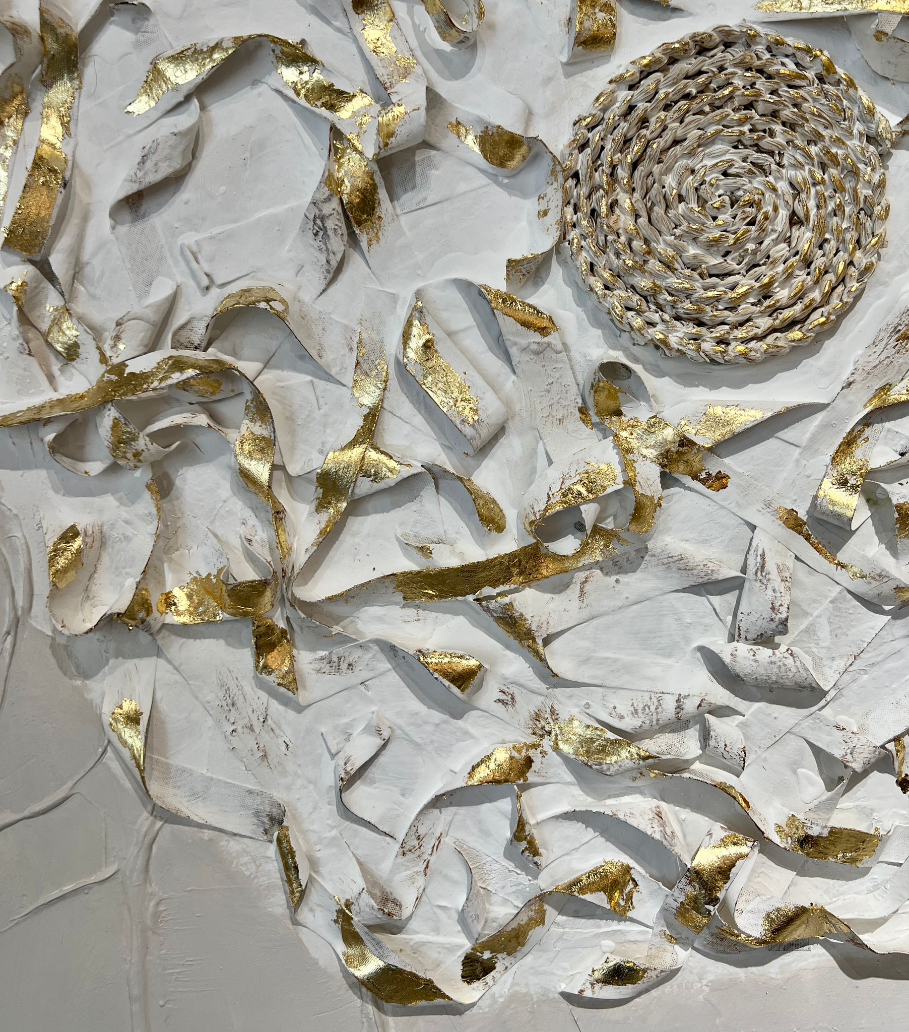 תמונת שמן בשילוב הדפסה עיגול מרכזי זהב ולבן אנאל עם מסגרת תמונת שמן בשילוב הדפסה עיגול מרכזי זהב ולבן אנאל עם מסגרת