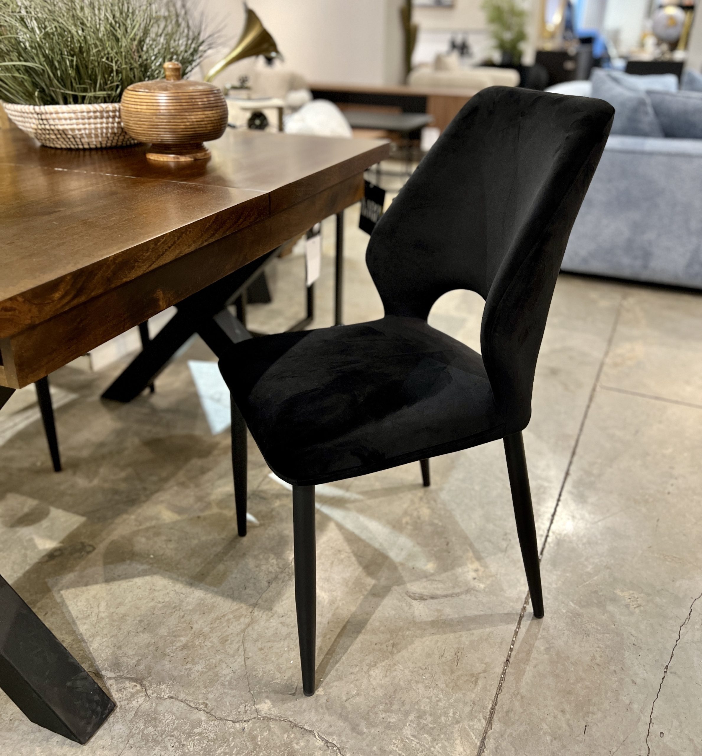 כסא פינת אוכל מרופד בבד קטיפה שחור דגם אנטוניו קימי כסא פינת אוכל מרופד בבד קטיפה שחור דגם אנטוניו קימי