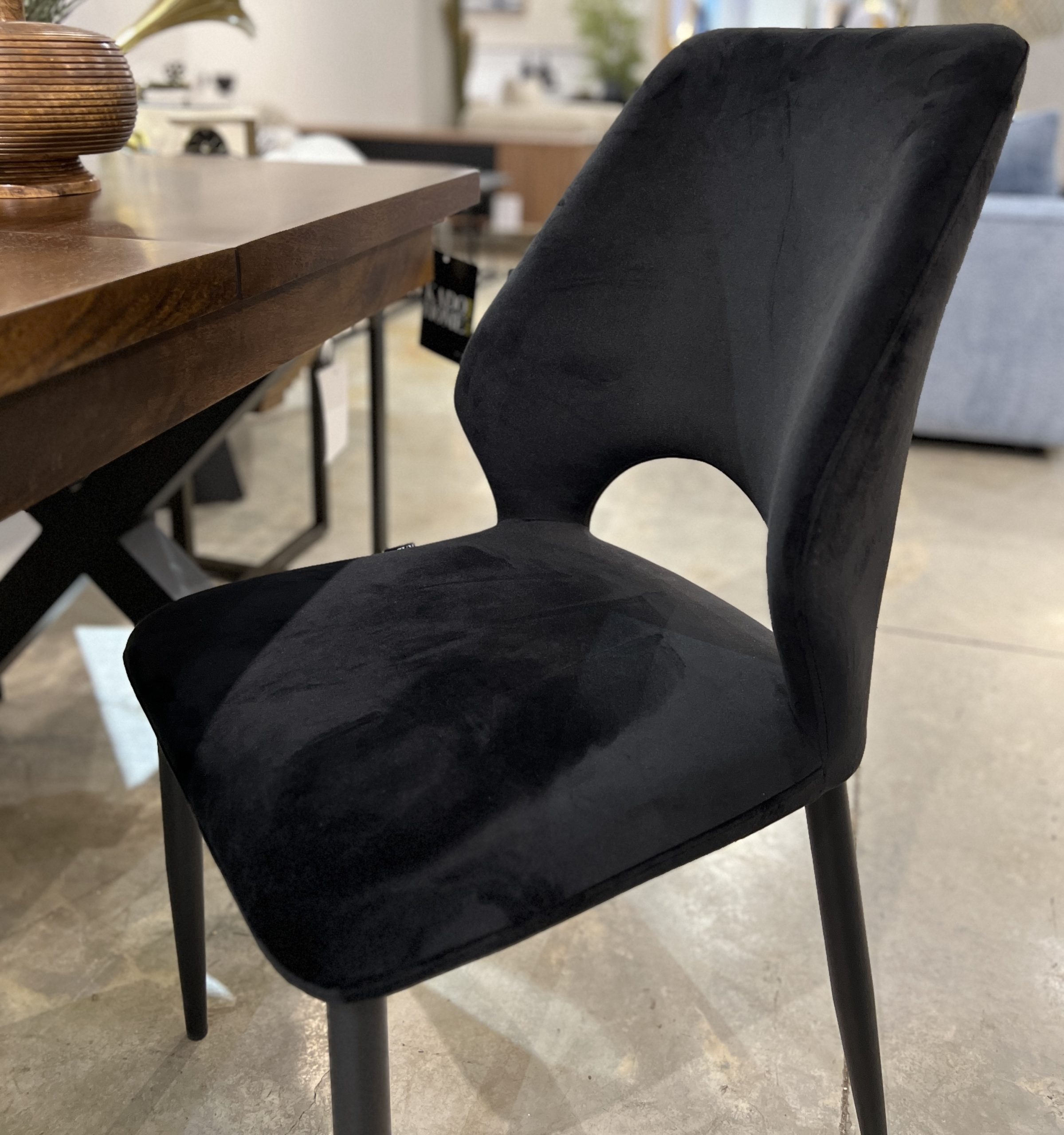 כסא פינת אוכל מרופד בבד קטיפה שחור דגם אנטוניו קימי כסא פינת אוכל מרופד בבד קטיפה שחור דגם אנטוניו קימי